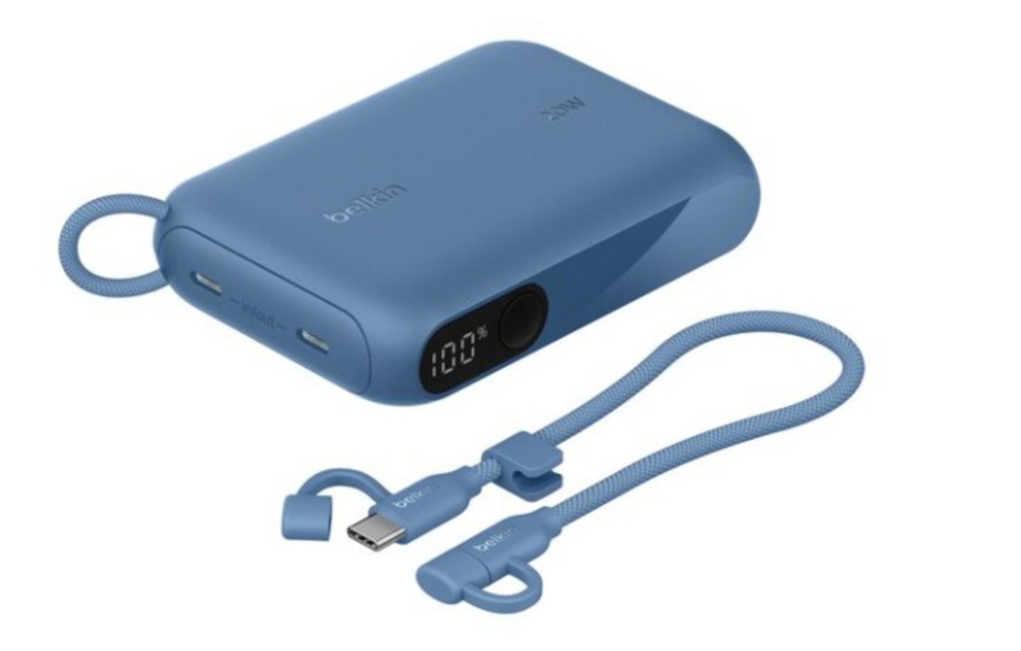 Une batterie externe Belkin bleue de 20W avec câble USB-C.