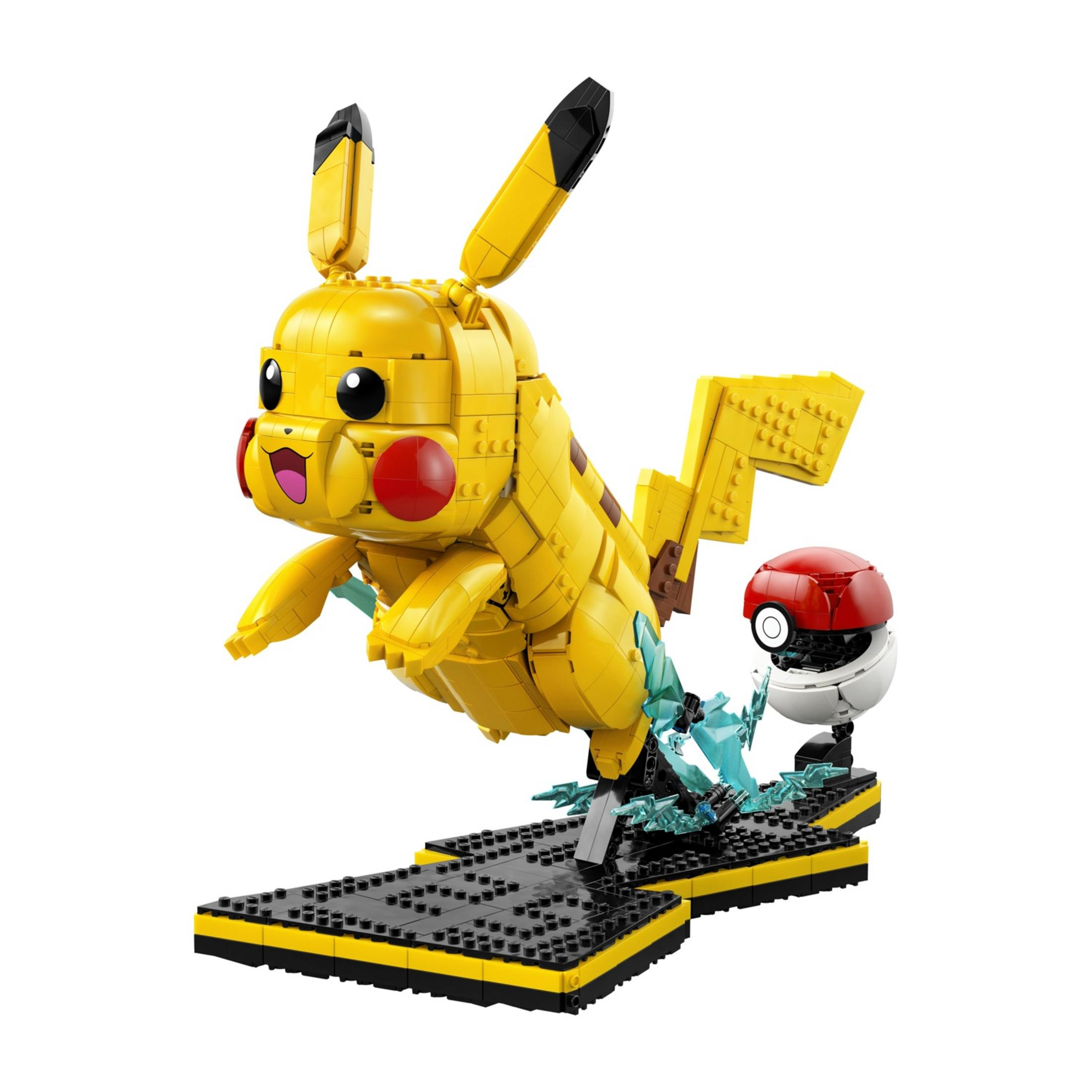 LEGO Pikachu springt over een Pokeball op een zwart en geel platform.