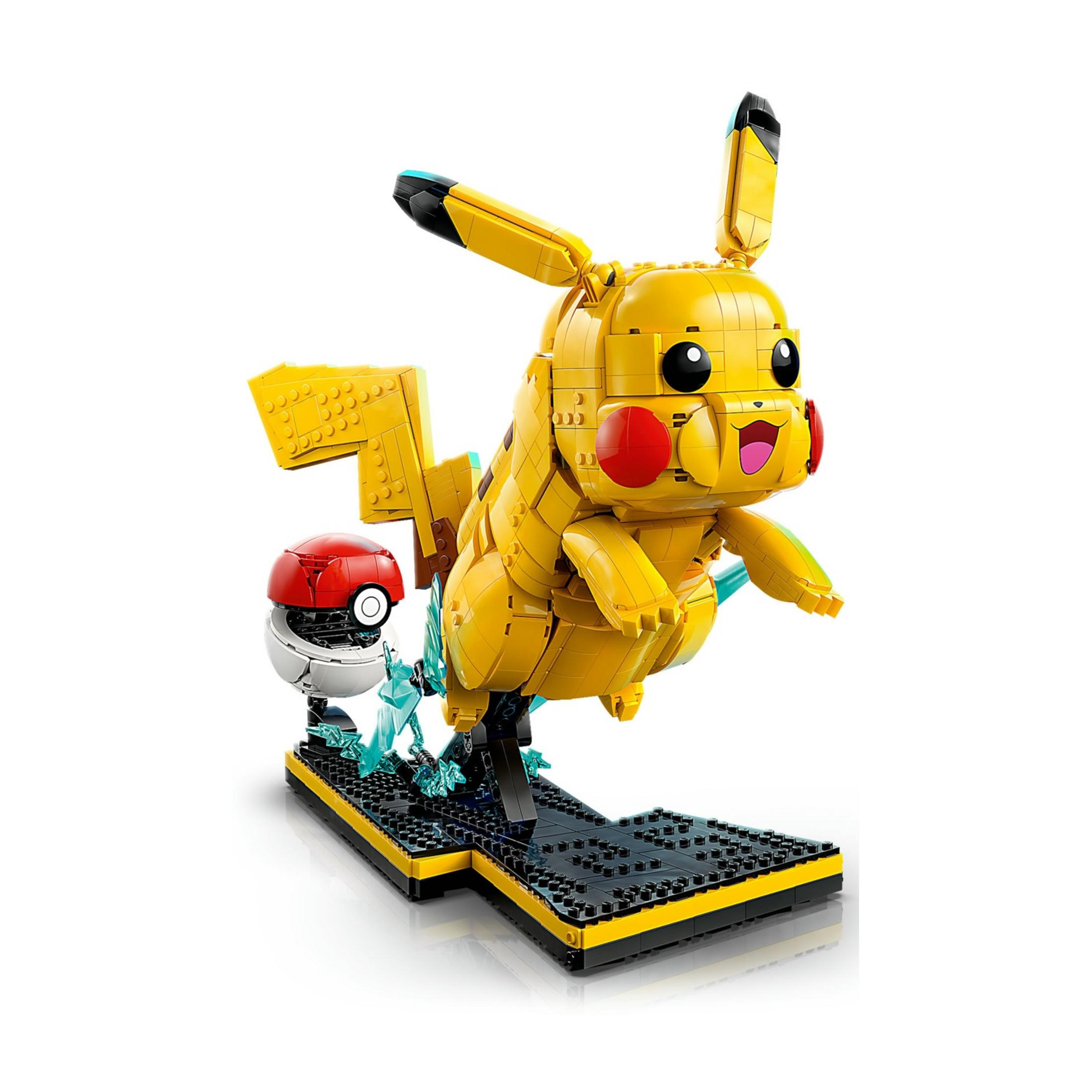 Een gele Lego Pikachu springt naast een Pokeball en blauwe bliksemschichten.