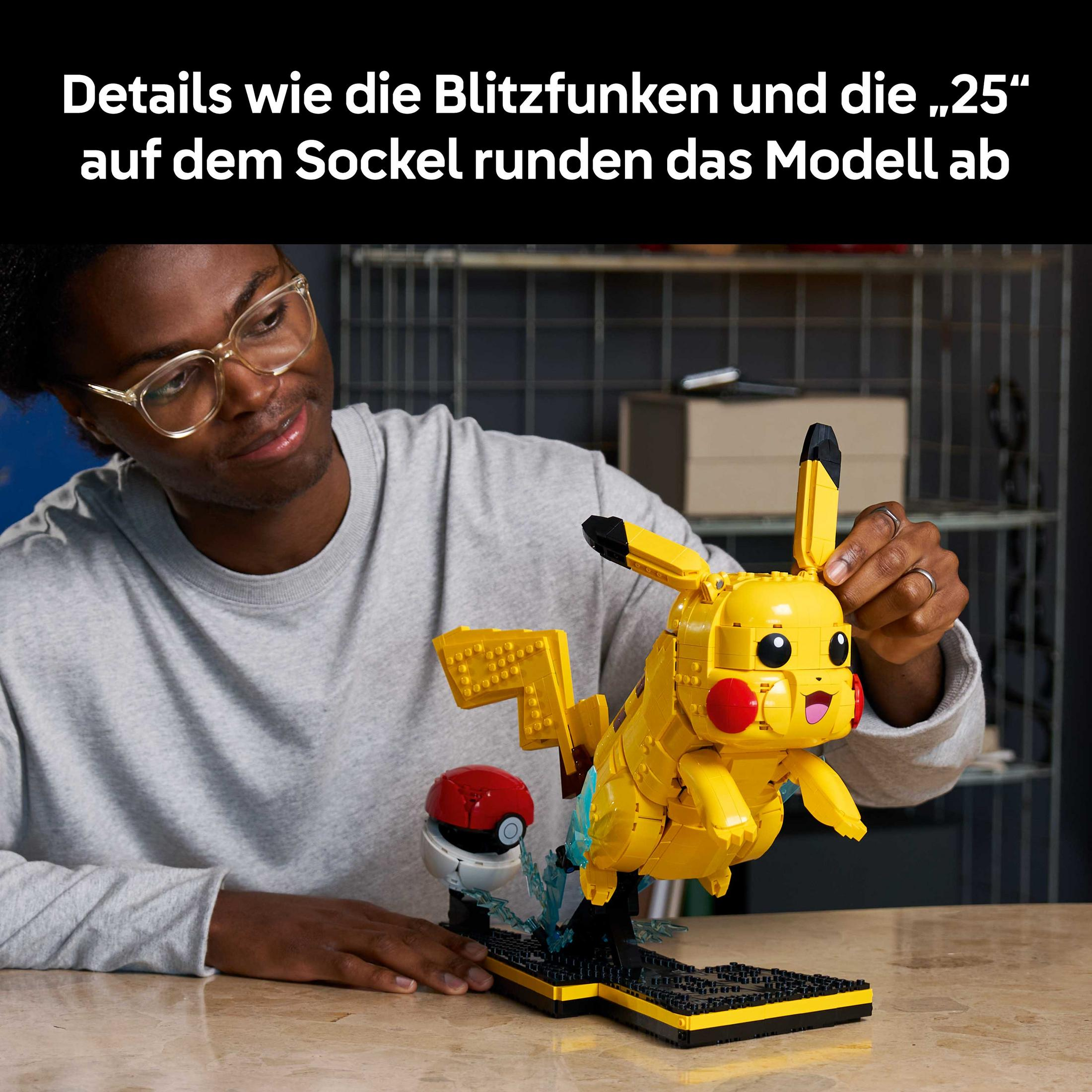 Man met bril bouwt gele Pikachu Lego figuur met pokébal en bliksemdetails.