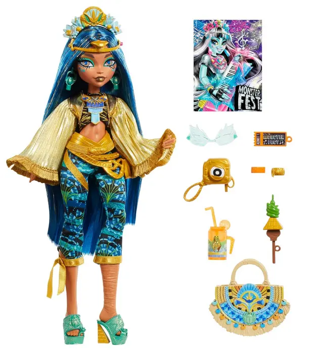 Eine Puppe mit blauen Haaren in einem goldenen Outfit mit Accessoires wie einer Tasche und einem Getränk.