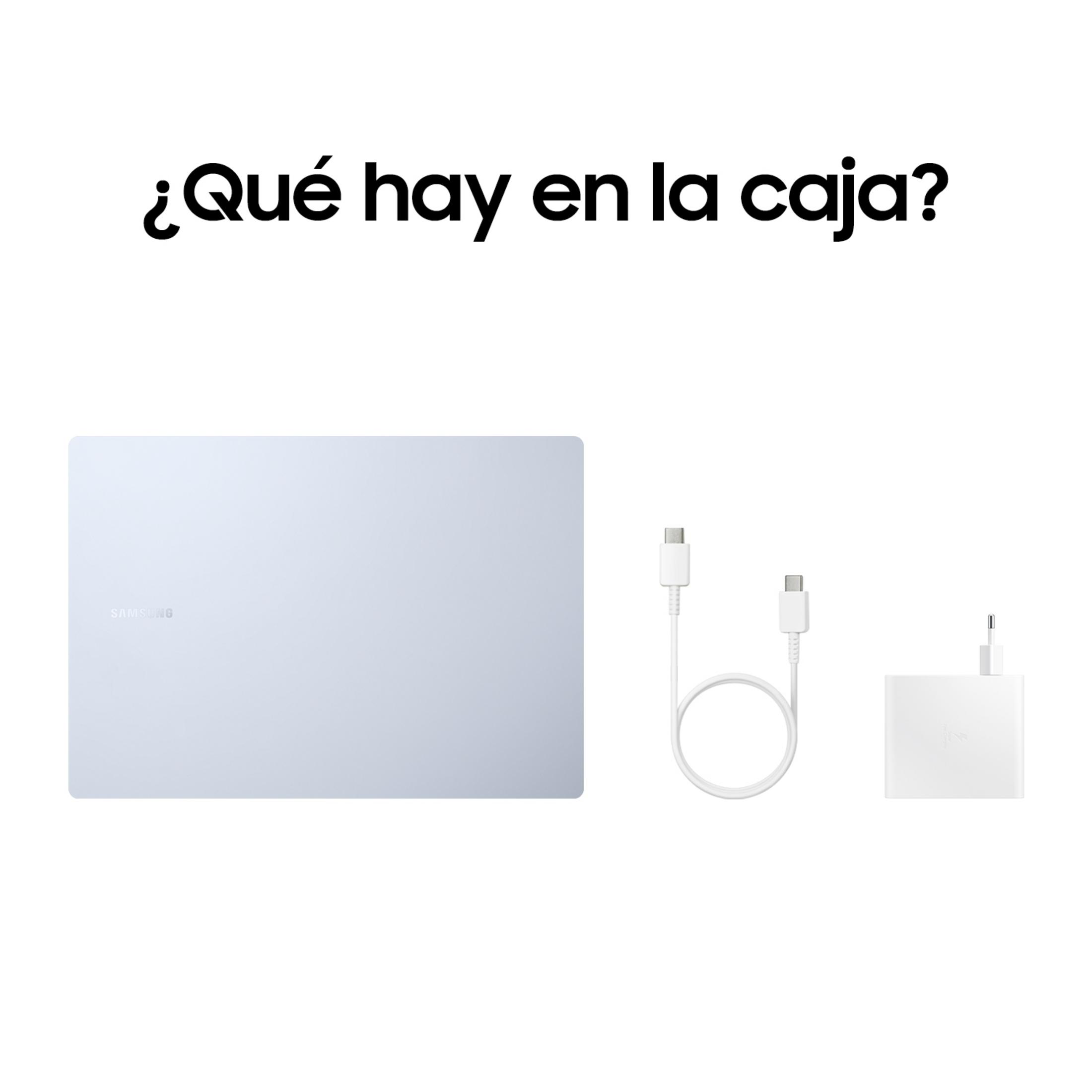 Un portátil, cable de carga y adaptador de corriente blancos.