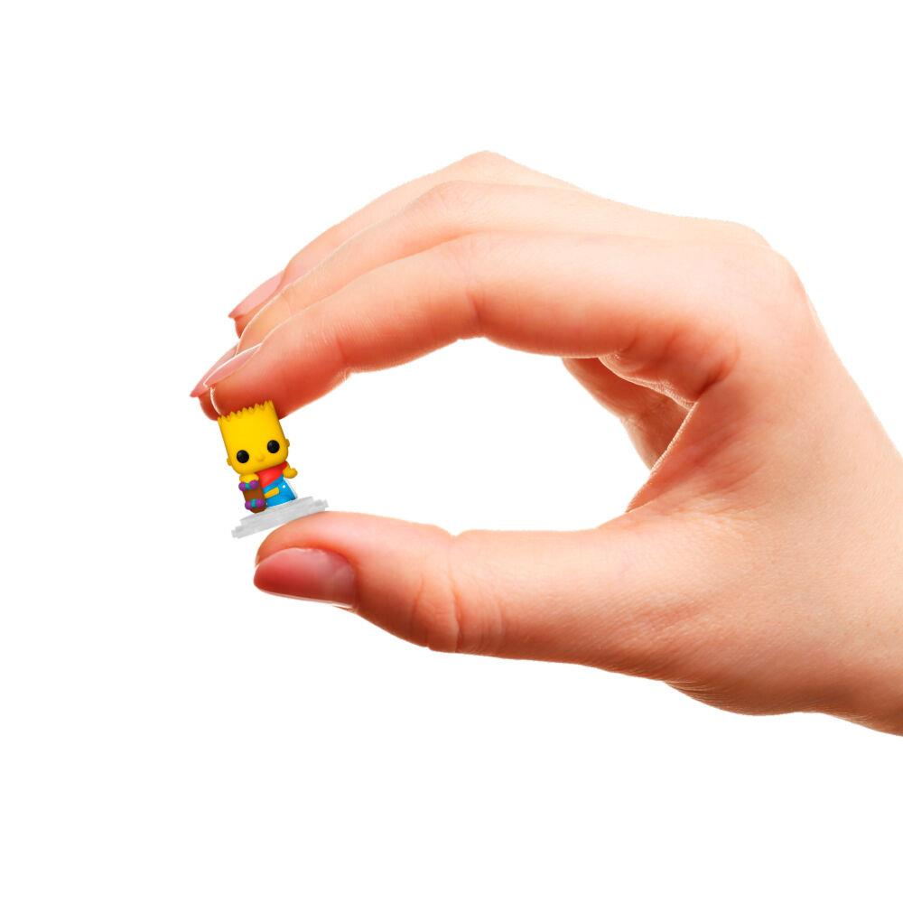 Una diminuta figura de Bart Simpson se sujeta entre el pulgar y el índice.