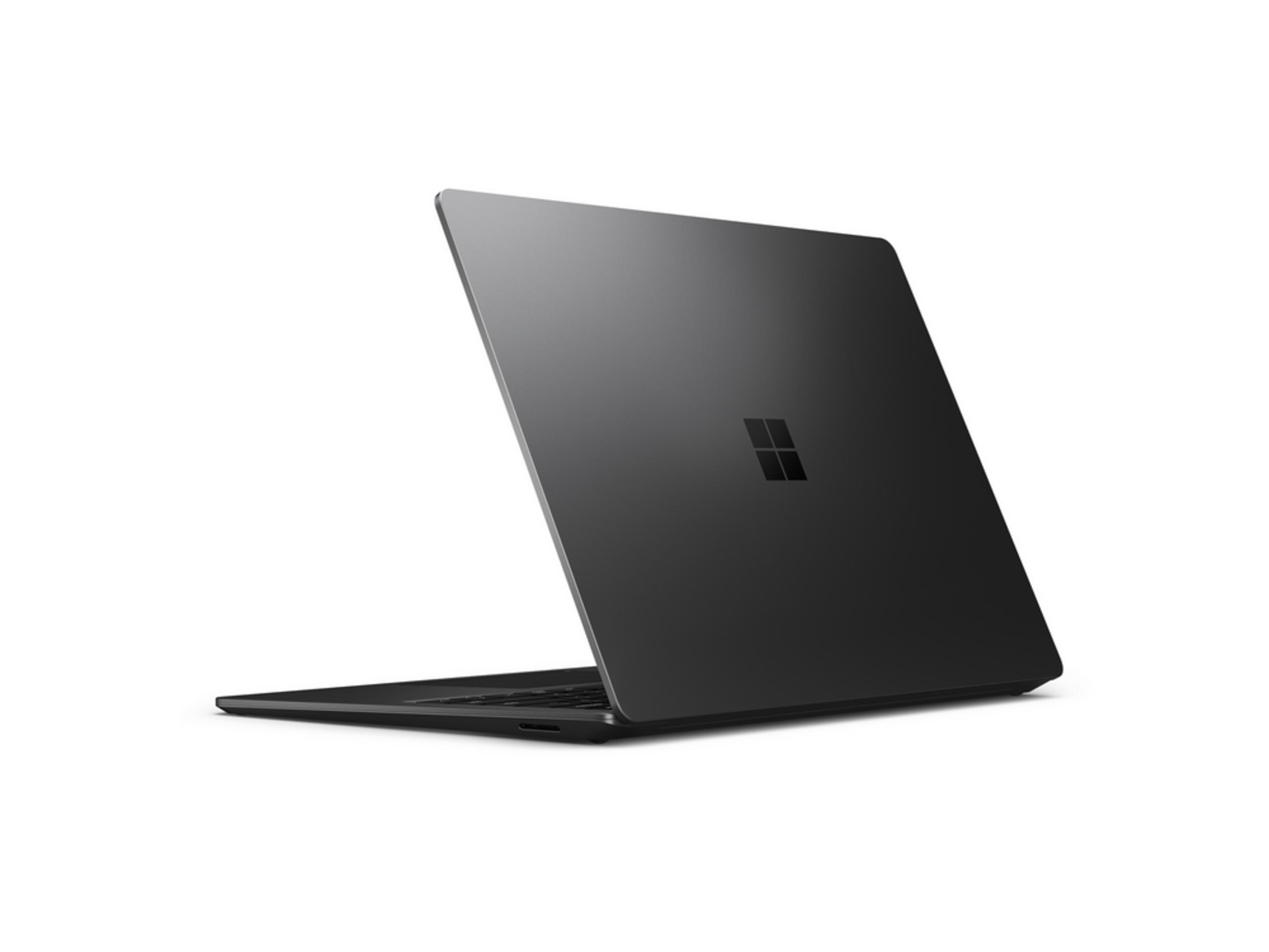 Een gesloten, donkere laptop met het Microsoft-logo op de deksel.