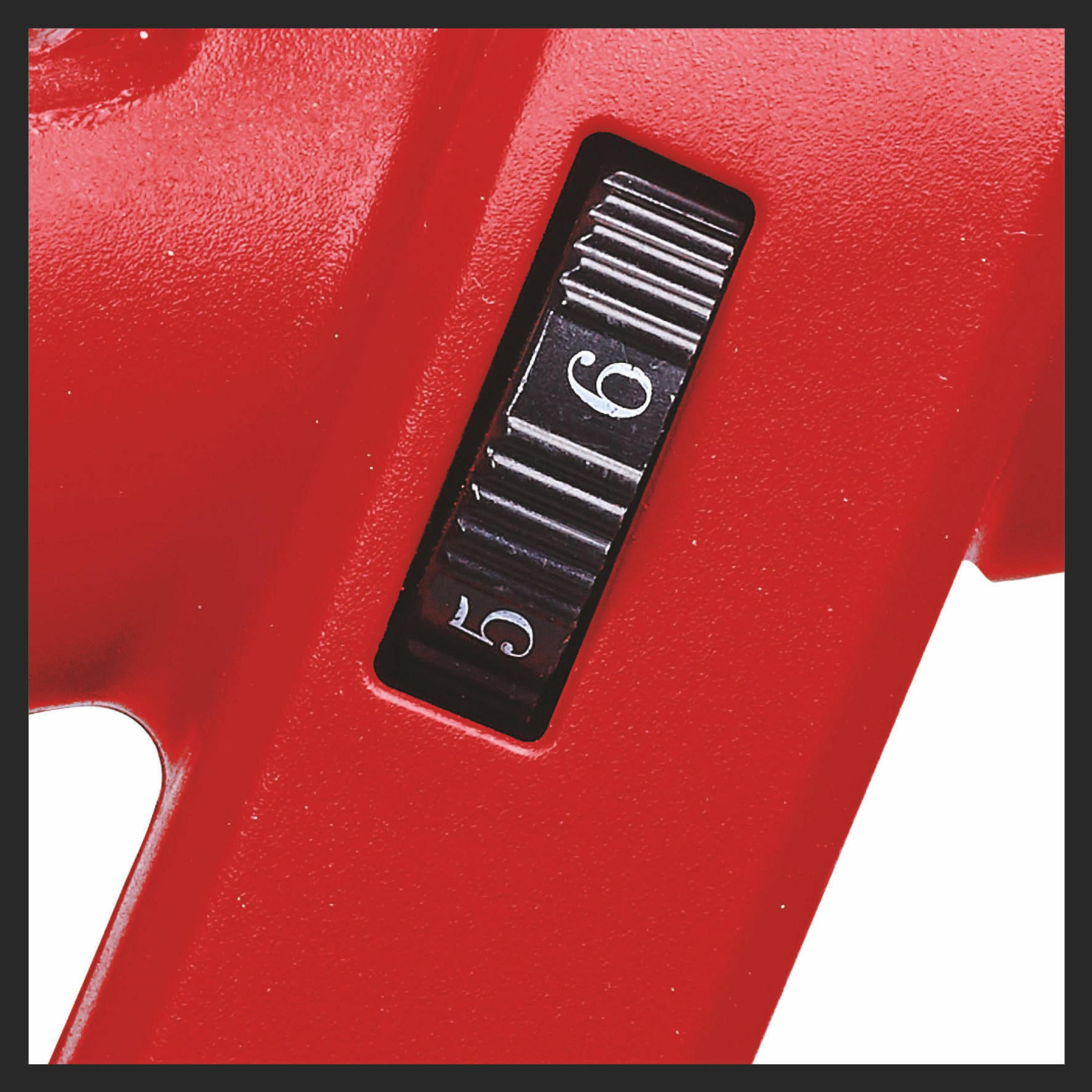 Herramienta roja con dial contador negro que muestra el número 6.