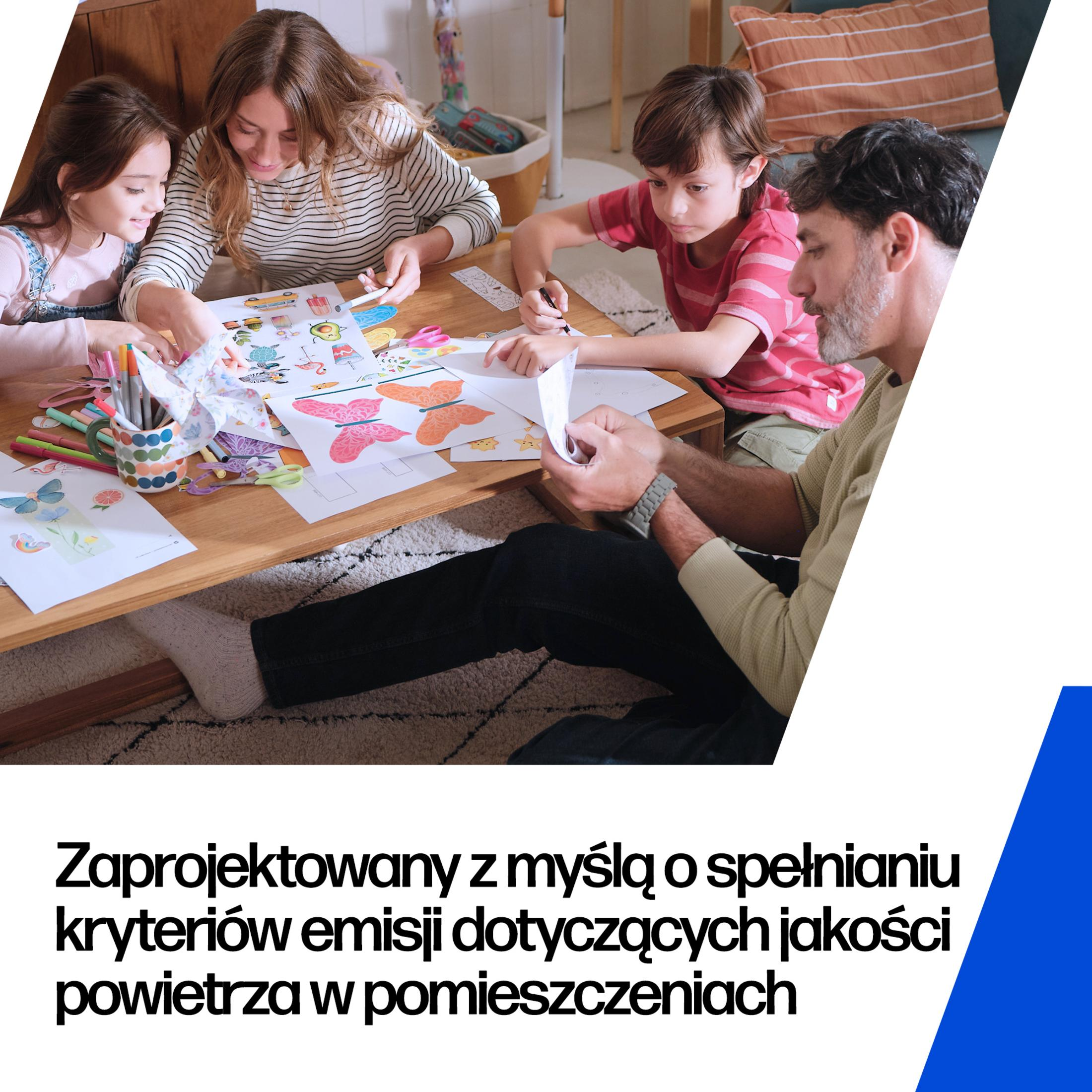Famiglia crea farfalle e altri disegni su un tavolo di legno.