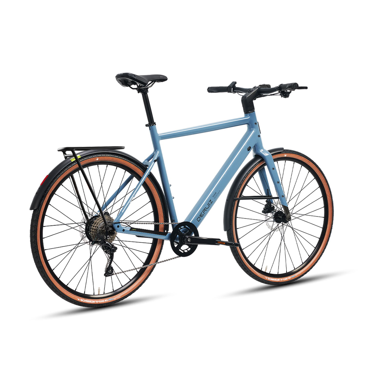Ein hellblaues Fahrrad mit braunen Reifen und Gepäckträger steht vor weißem Hintergrund.