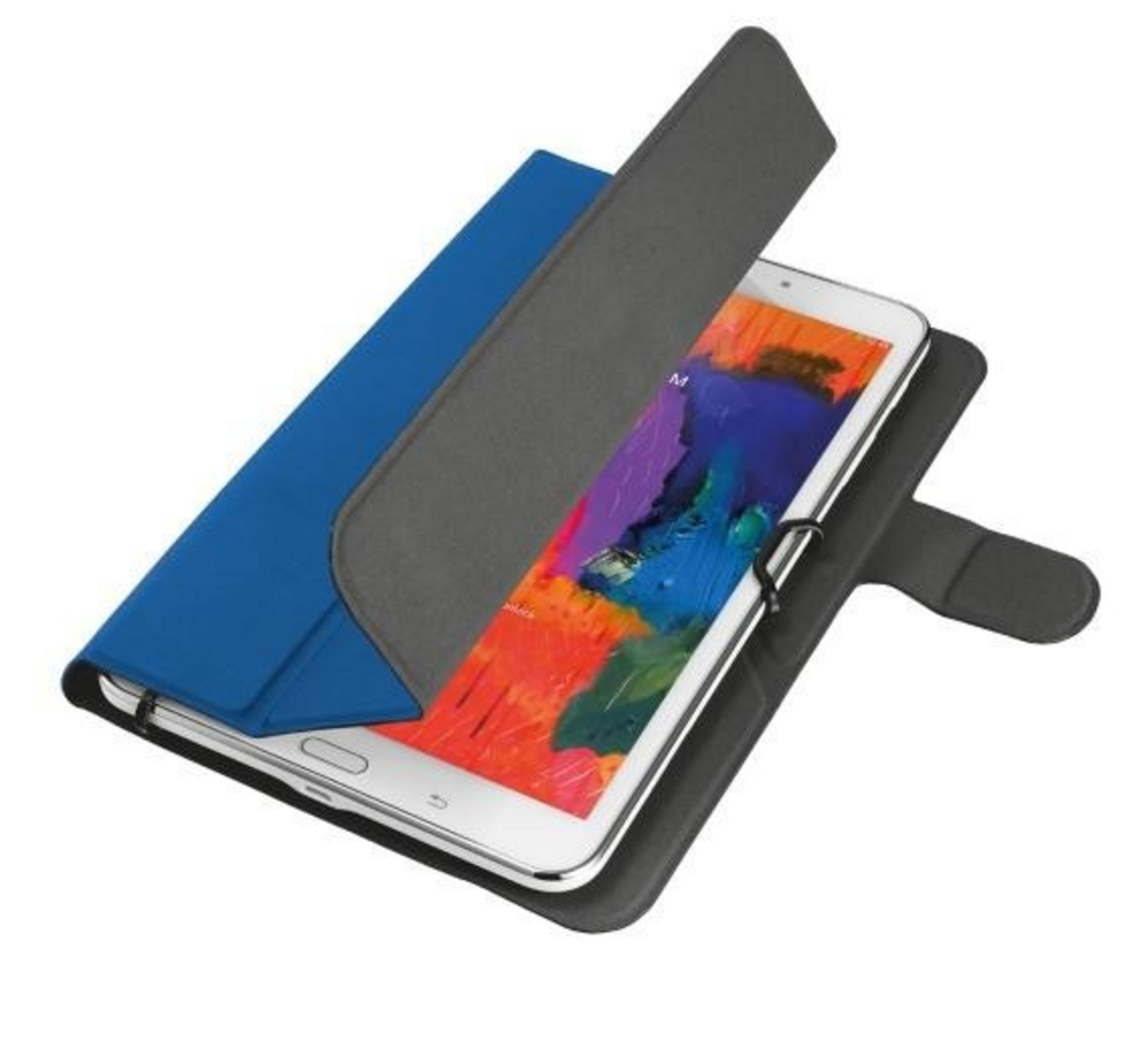 Ein Tablet mit blauem Bezug, das auf einem Ständer steht. Der Bildschirm zeigt ein abstraktes Bild.