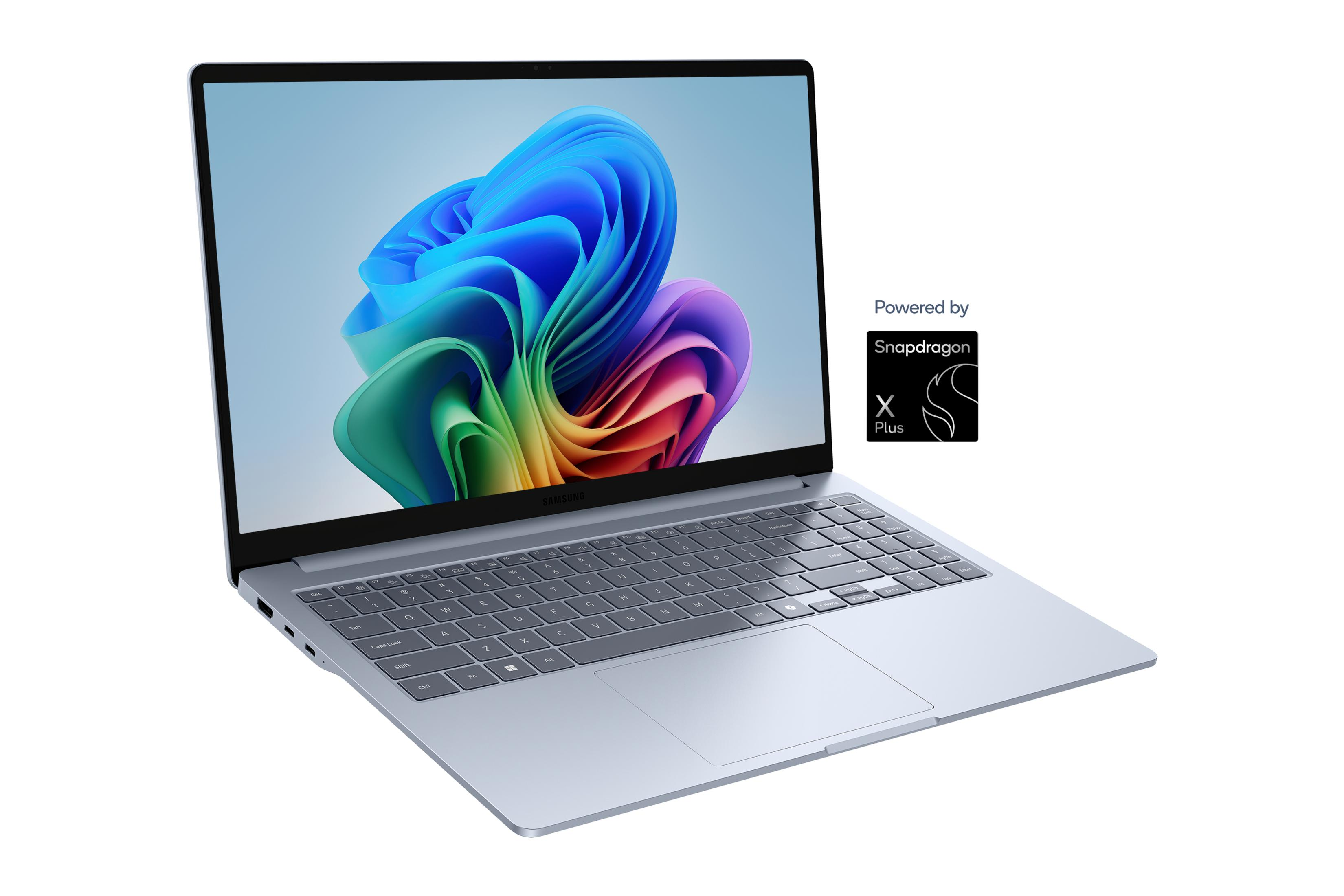 Ein hellblauer Samsung Laptop mit buntem abstraktem Hintergrund und Snapdragon X Plus Logo.