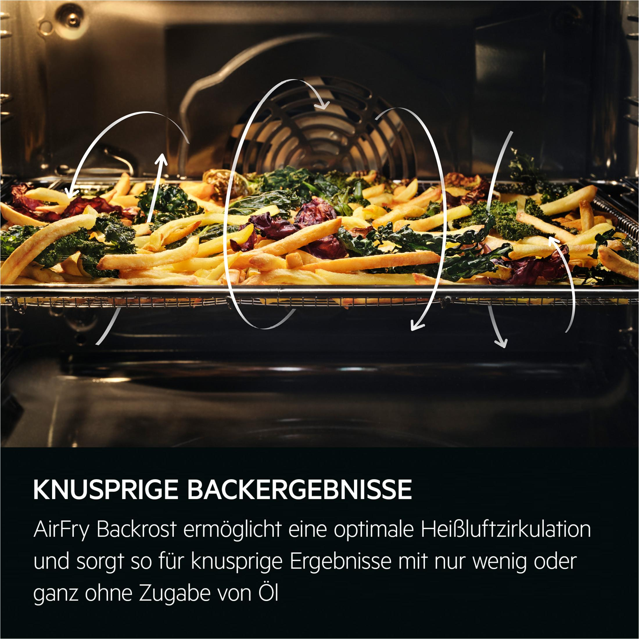 Pommes und Gemüse werden in einem Ofen mit Heißluft zubereitet.