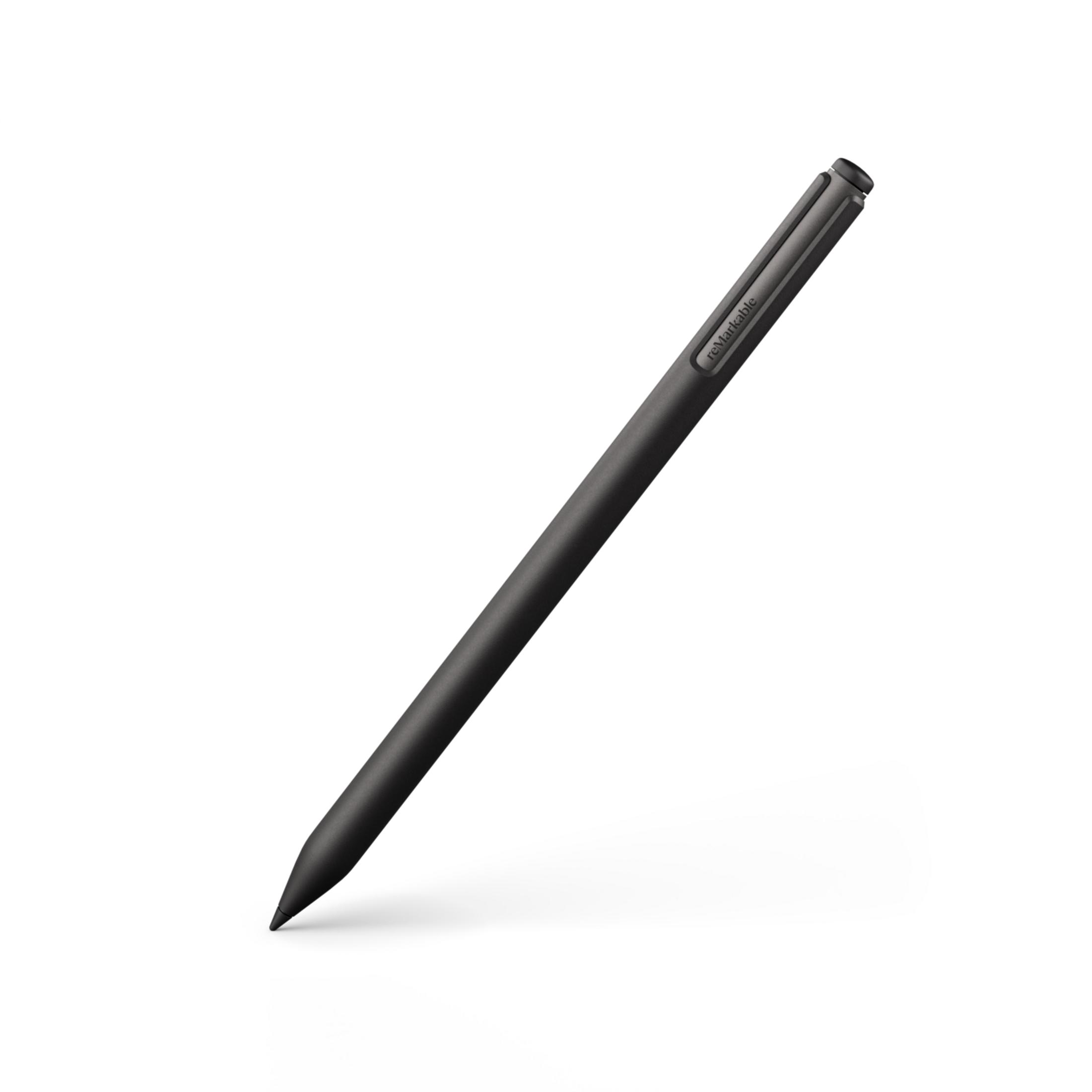 Un'elegante penna stilo grigio scuro con testo "reMarkable", angolata su sfondo bianco.