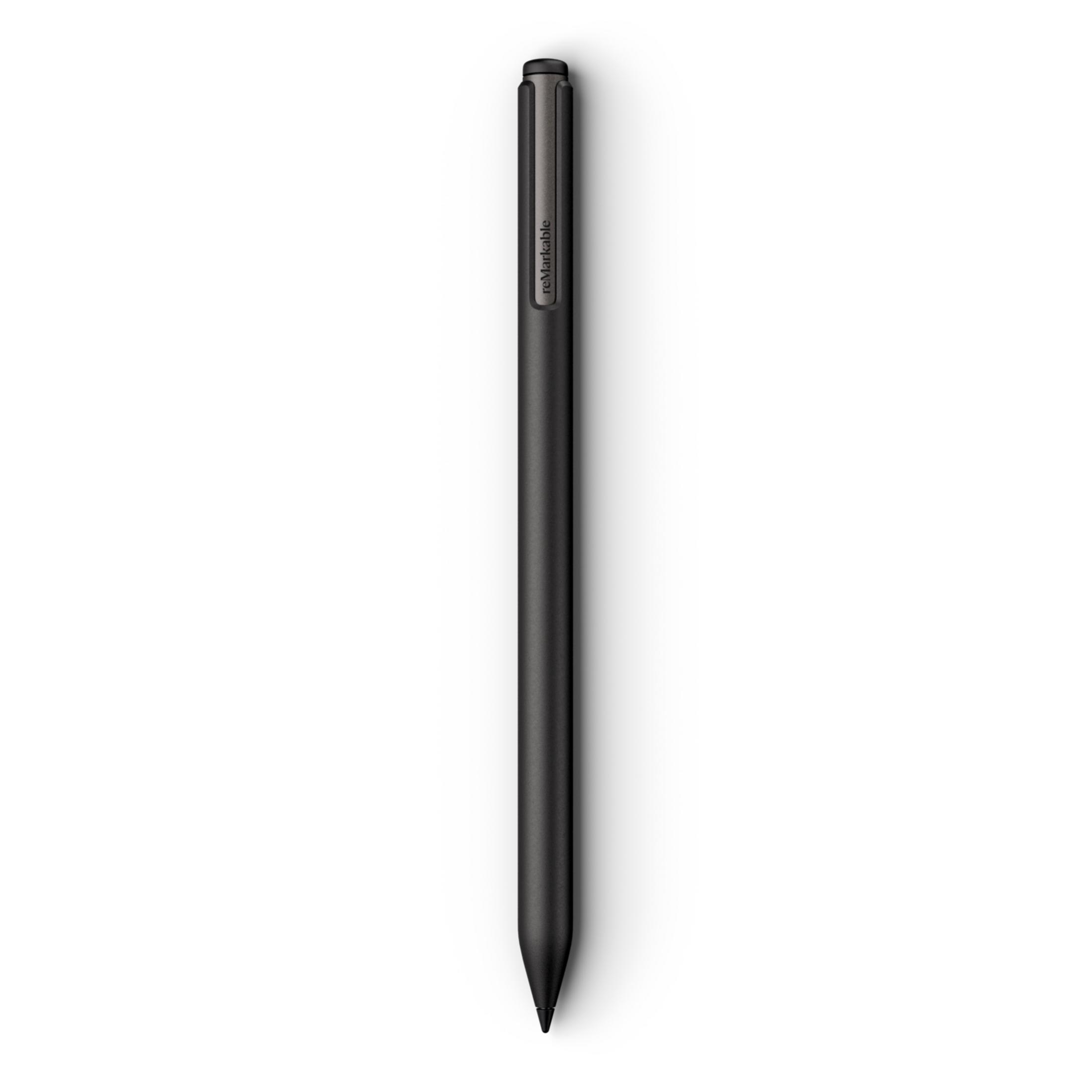 Una penna stilo nera con la scritta "remarkable" su sfondo bianco.