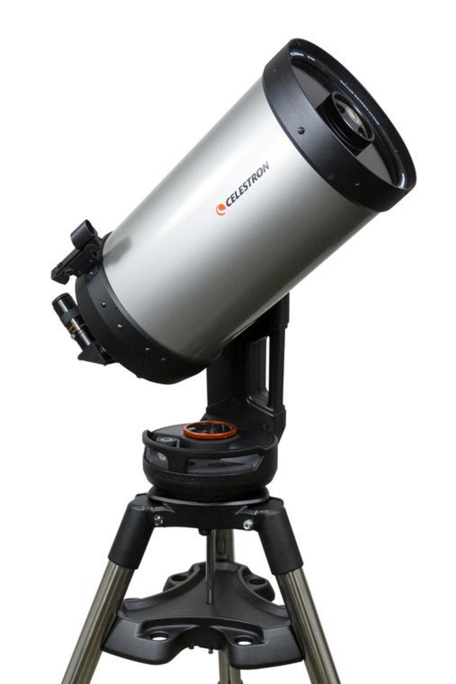 Silbernes Celestron-Teleskop auf einem schwarzen Stativ mit weißen Hintergrund.