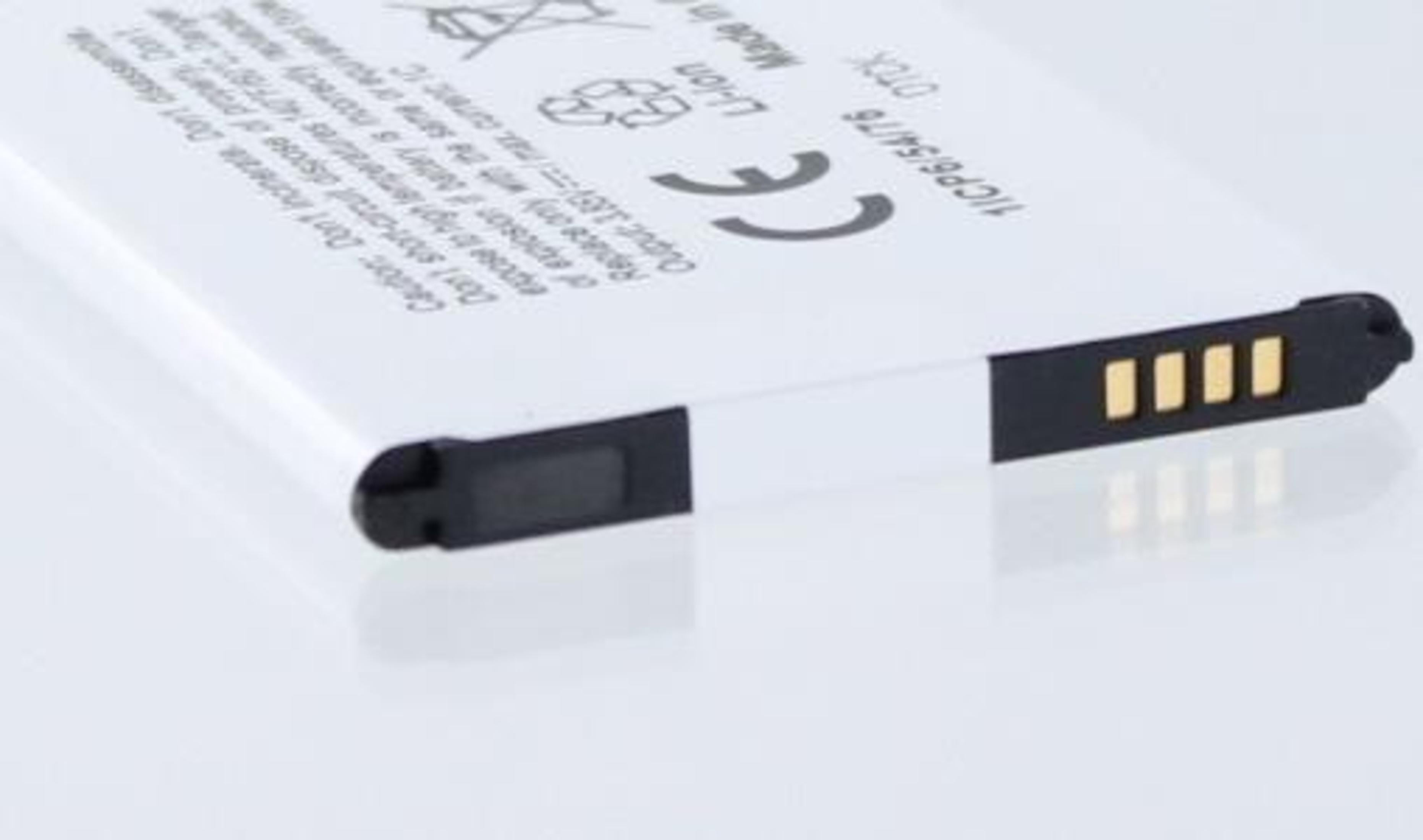 Weiße Li-Ion-Batterie mit goldenen Anschlüssen und schwarzem Gehäuse. Text weist auf Vorsicht hin.