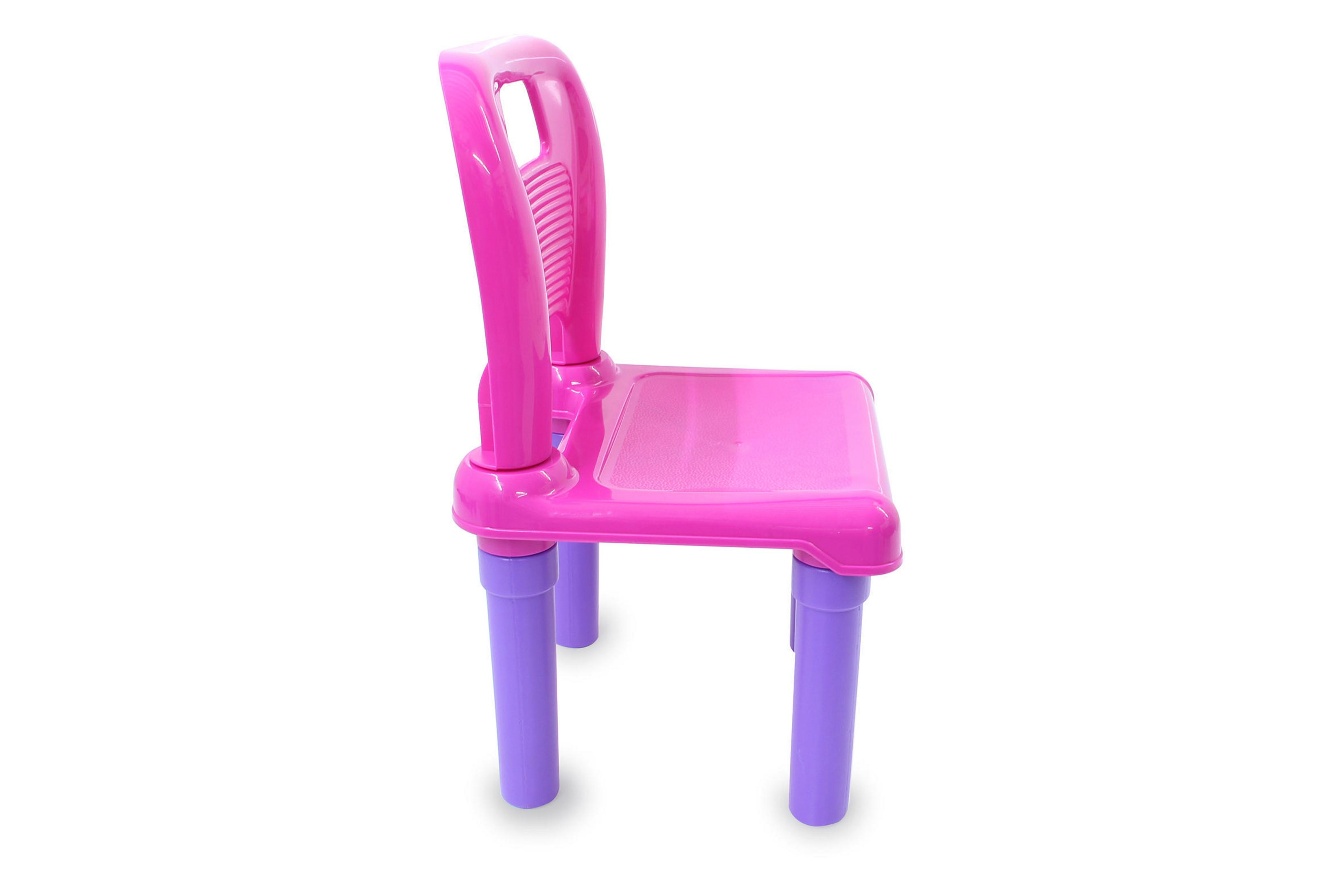Ein kleiner pinker Plastikstuhl mit lila Beinen auf weißem Hintergrund.