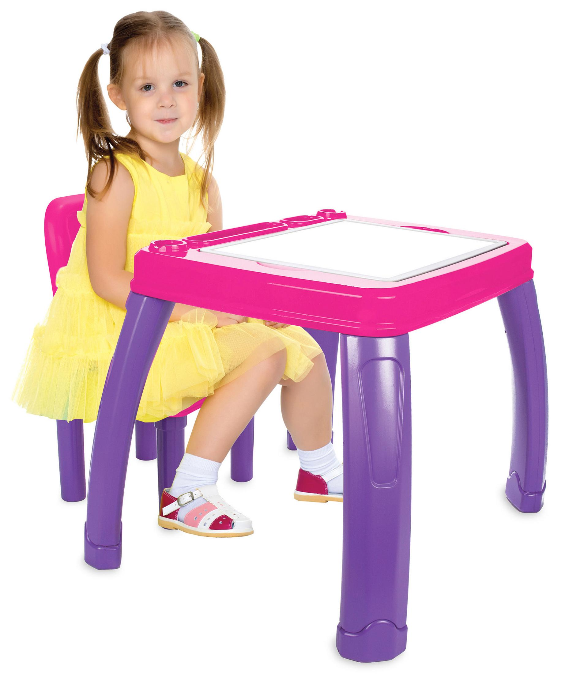 Ein kleines Mädchen mit Duttfrisur sitzt an einem pinken und lila Kindertisch.