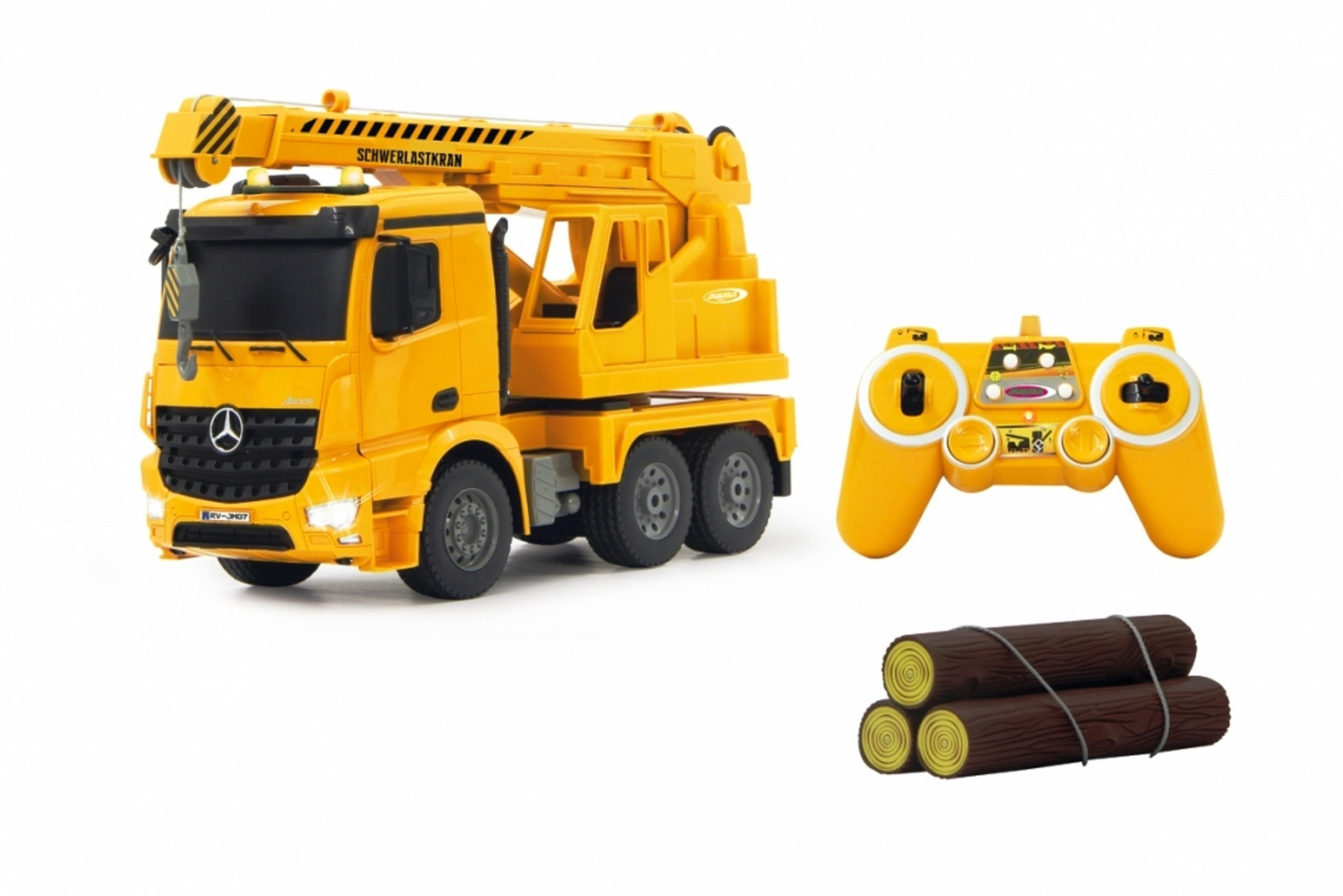 Gelber Kranwagen mit Fernbedienung und Holzstämmen auf weißem Hintergrund.