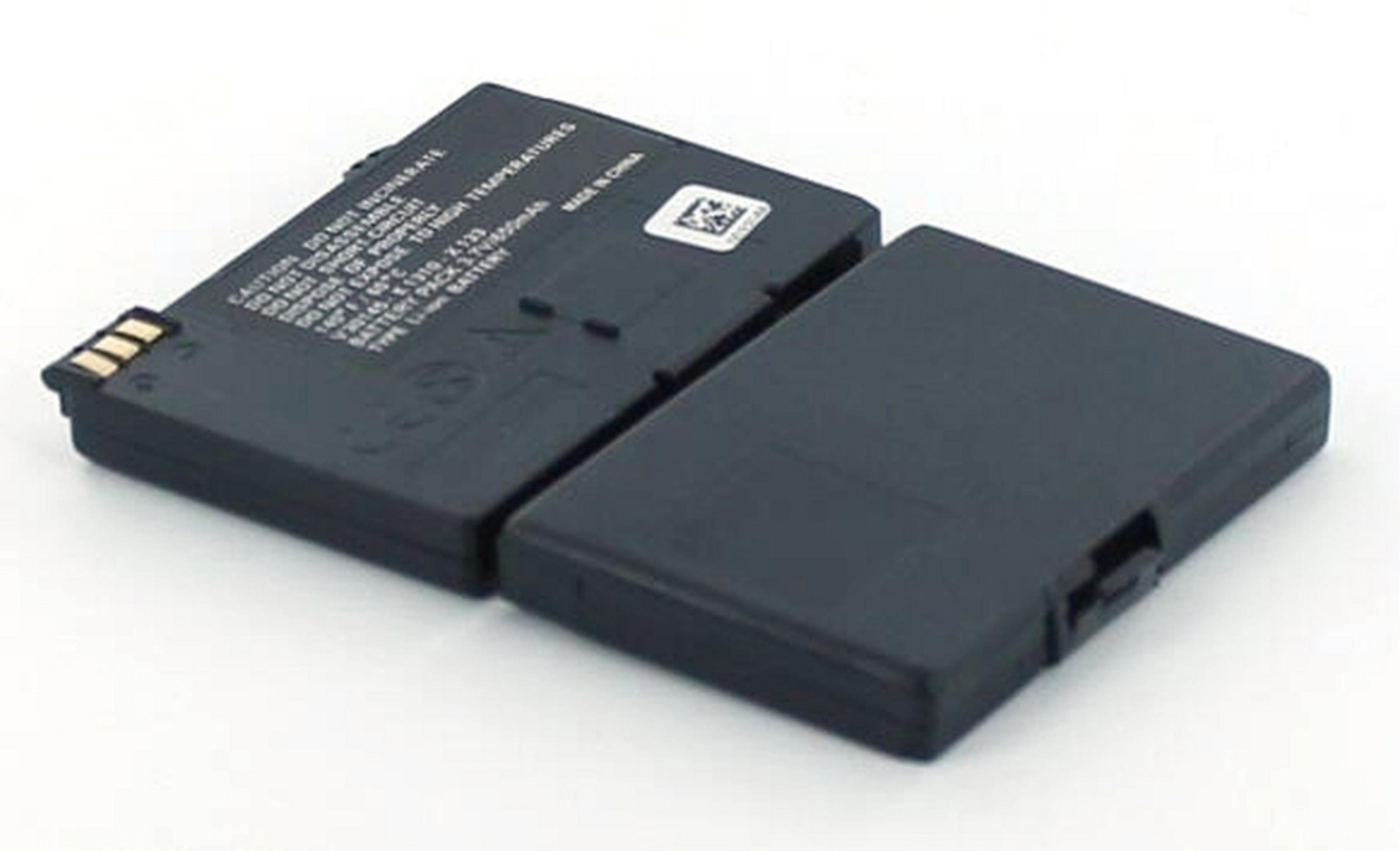 Zwei schwarze elektronische Batterien auf weißem Untergrund. Eine Batterie ist geöffnet und zeigt Kontakte.