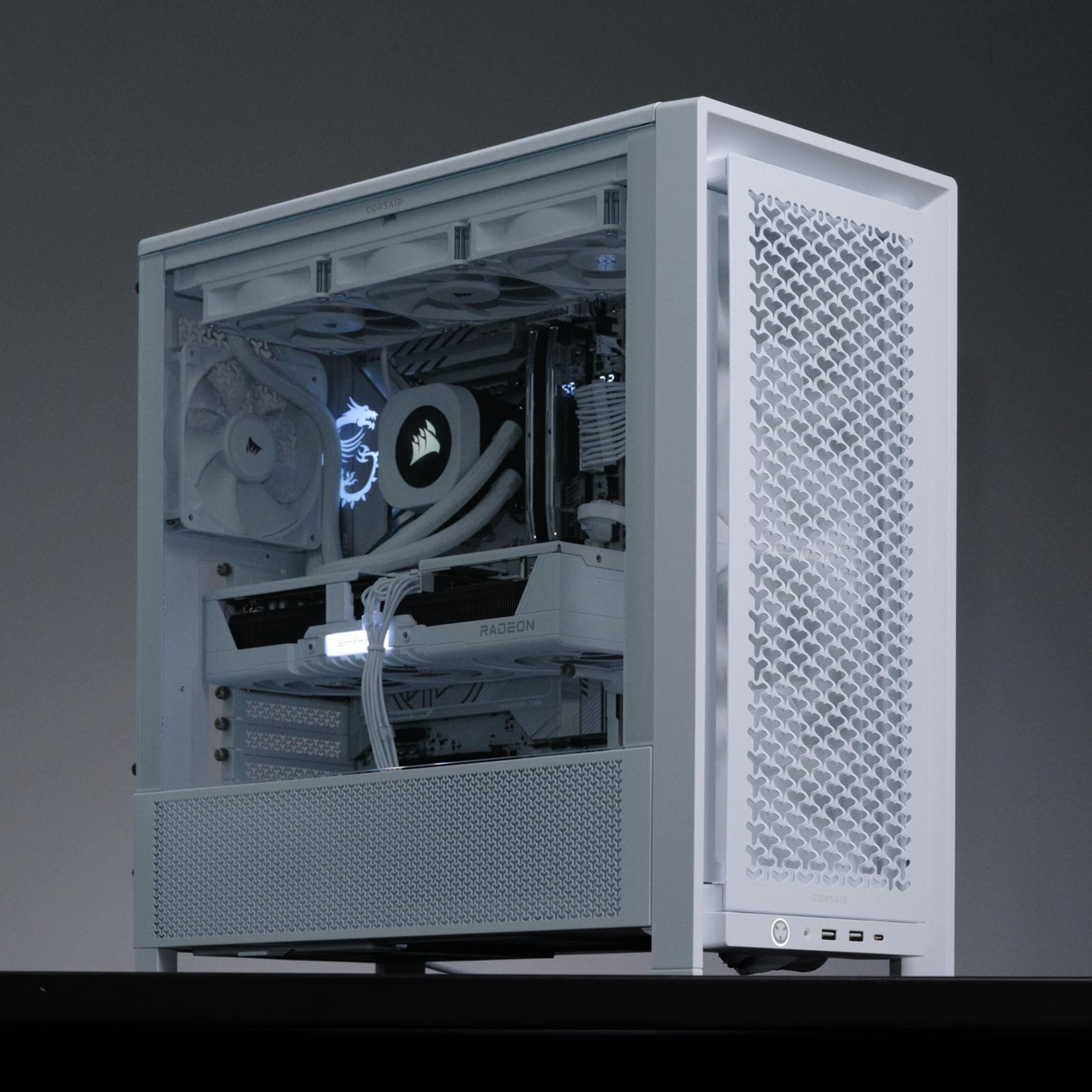 Case bianco per computer con lato trasparente. Componenti interni includono ventole, GPU e cavi.