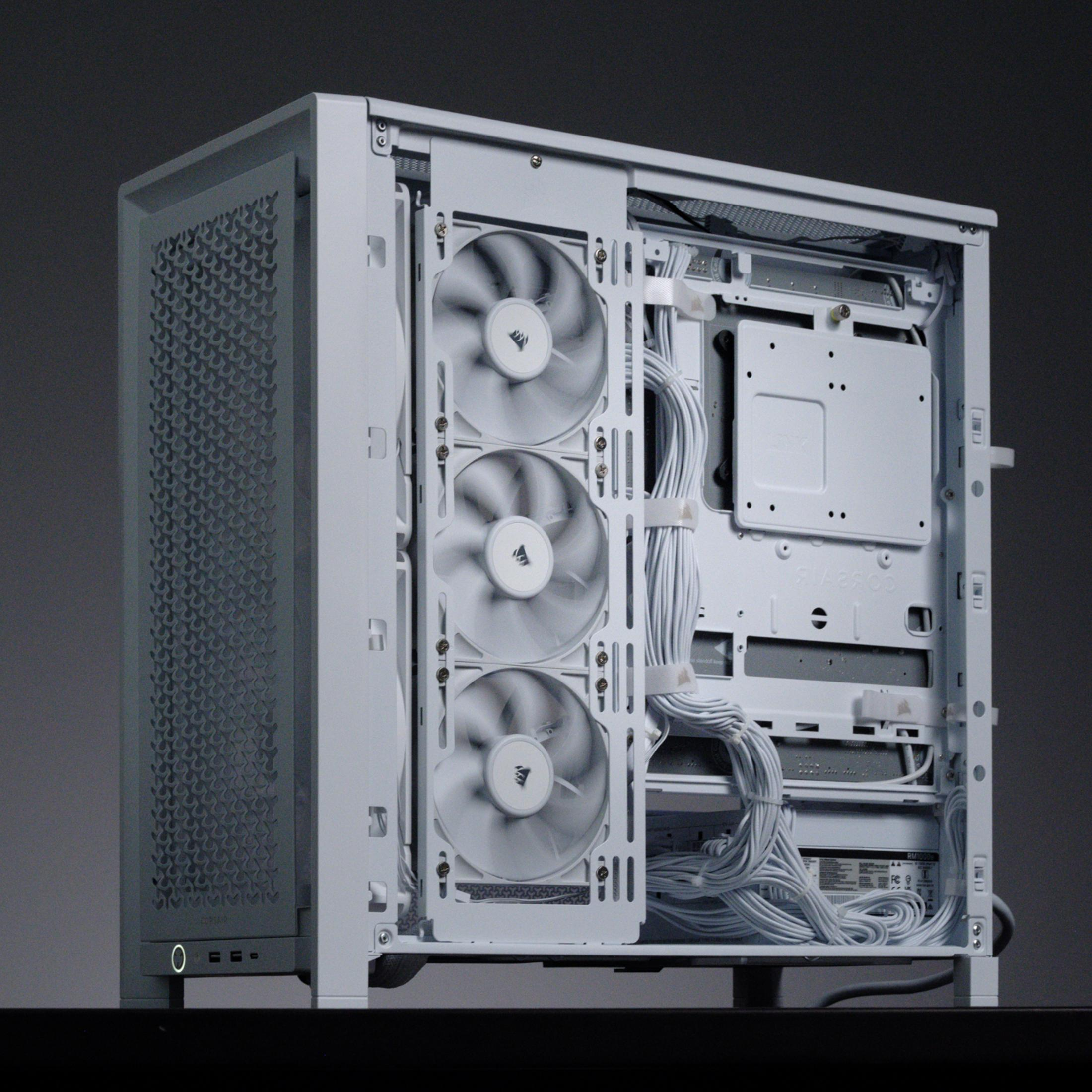 Case PC bianco con tre ventole, cavi e griglia di ventilazione.