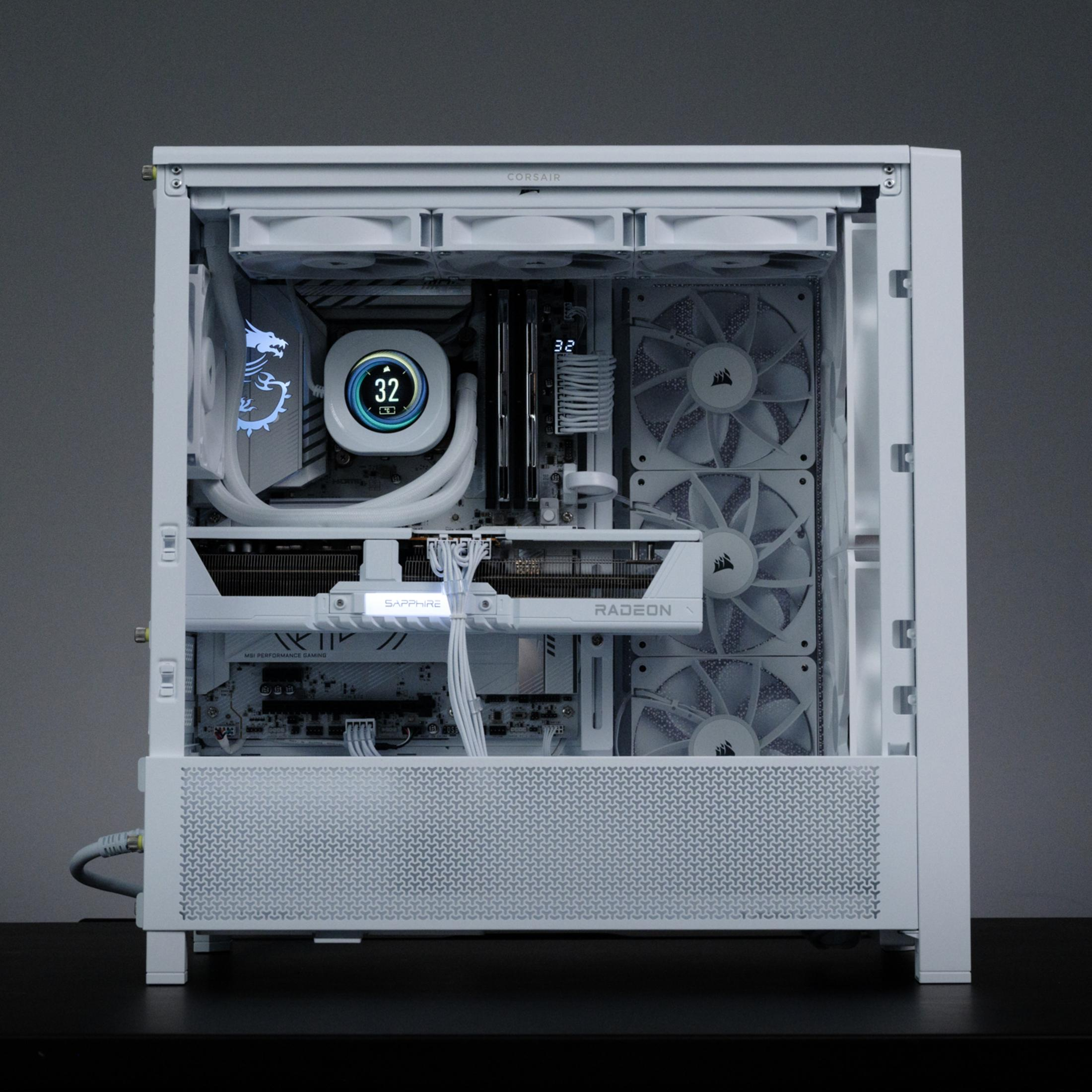 Un PC bianco con ventole RGB, raffreddamento a liquido e scheda grafica Radeon.