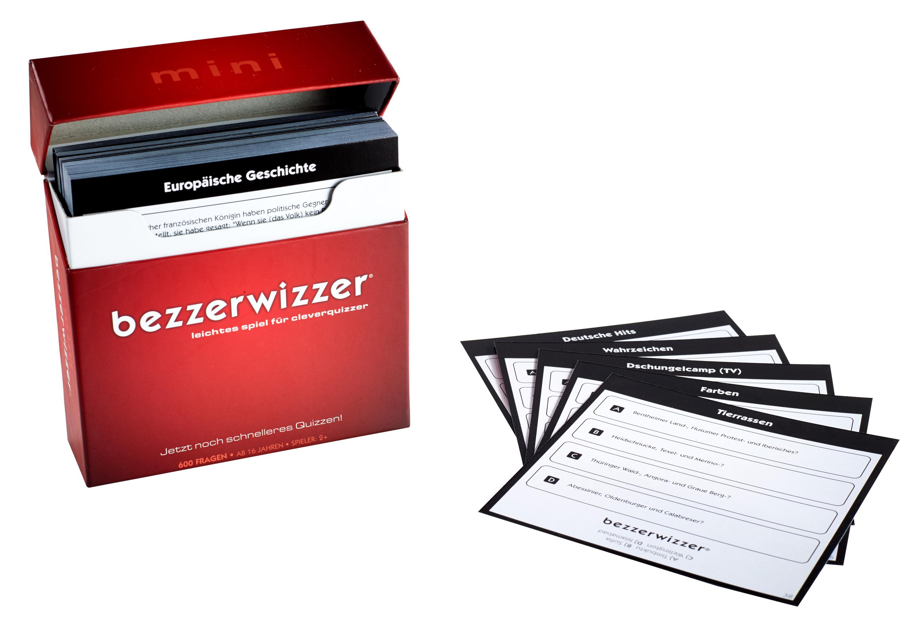 Rote Spielbox mit geöffnetem Deckel und Quizkarten. Mehrere Karten sind herausgezogen.