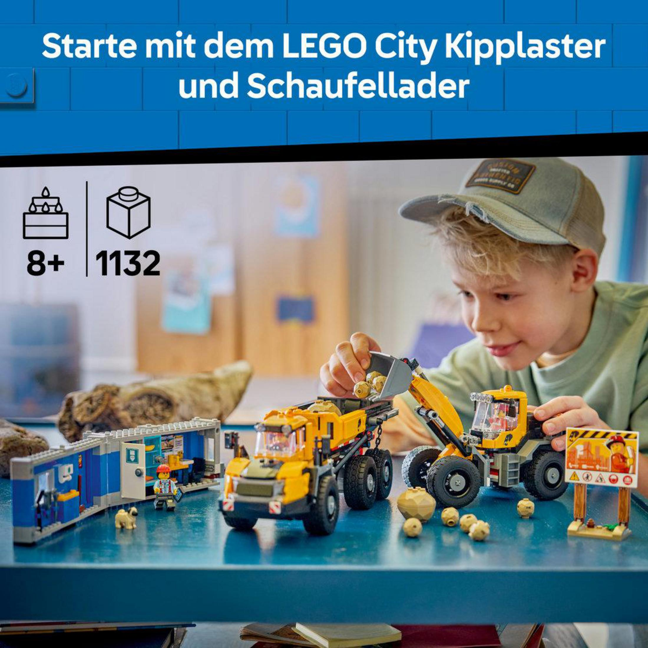 Bir çocuk sarı Lego iş makineleri ve konteyner setiyle oynuyor.