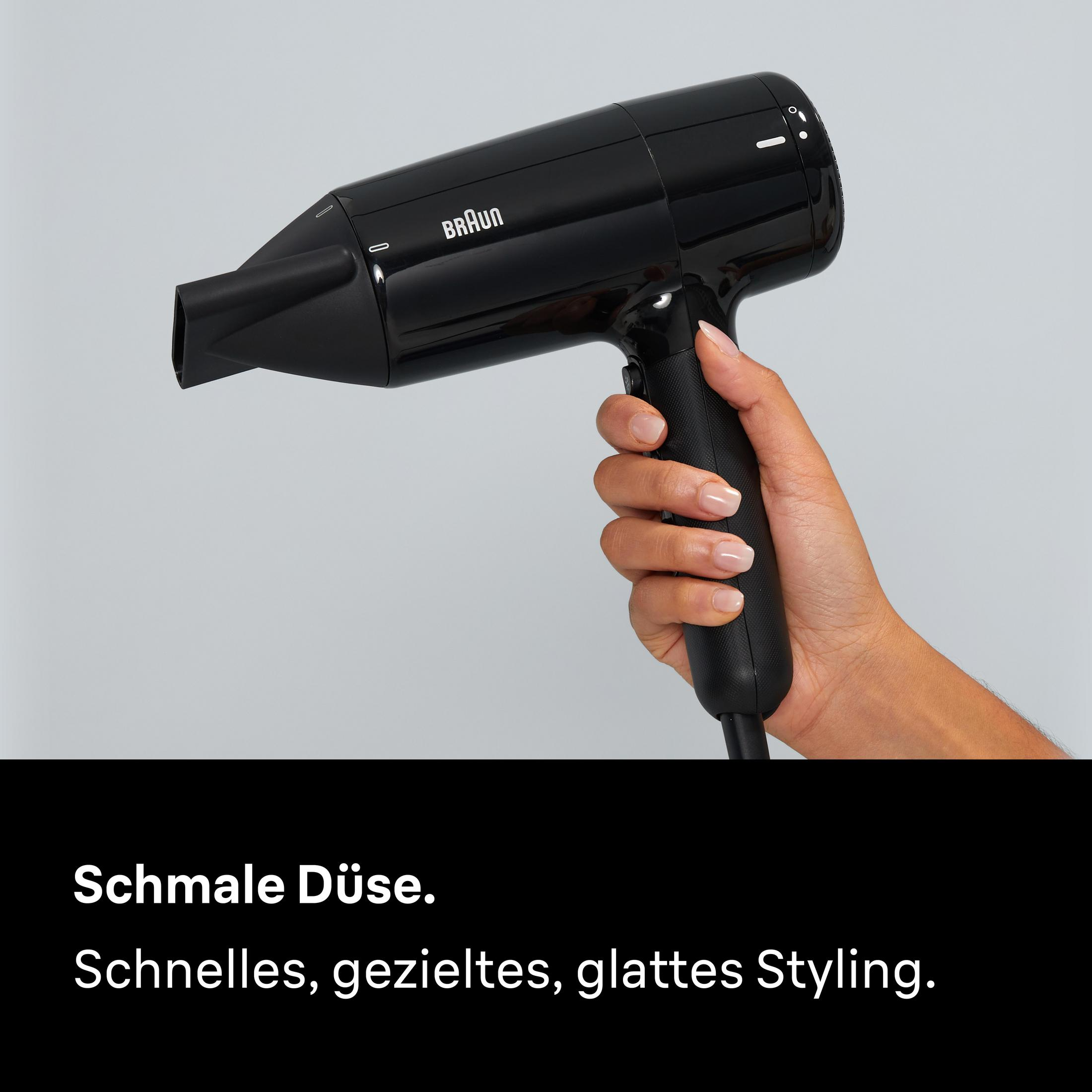 Schwarzer Braun Föhn in der Hand mit schmaler Düse.