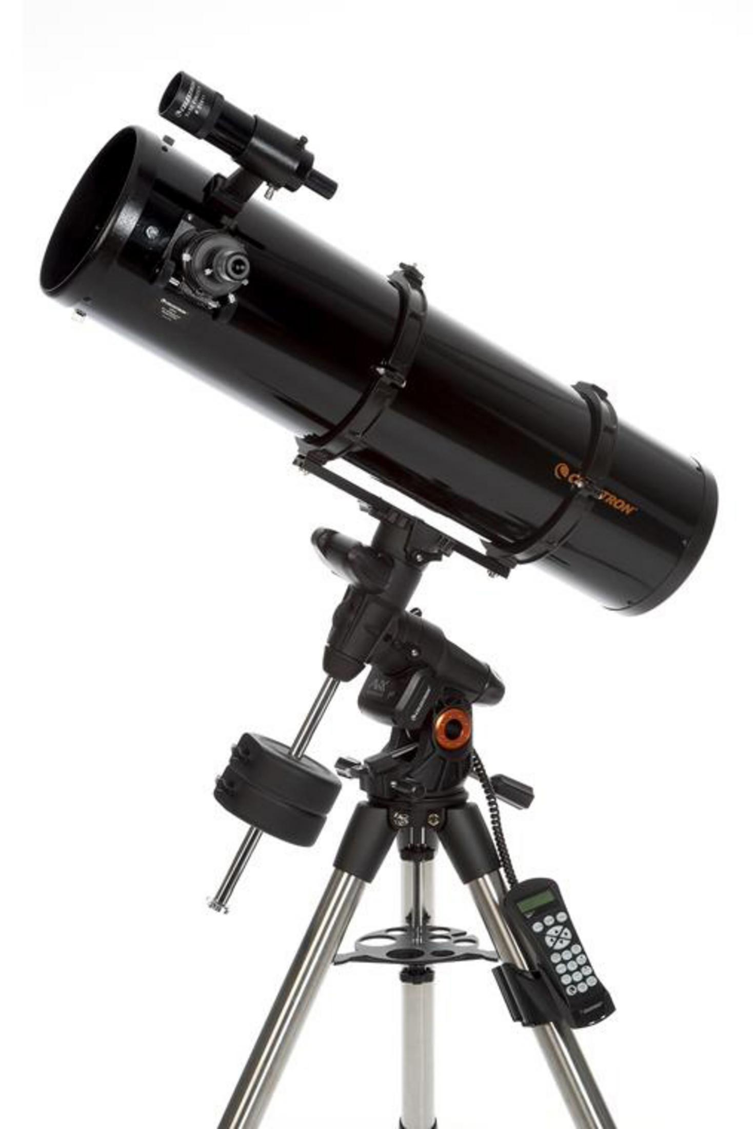 Ein schwarzes Teleskop mit silbernem Stativ und schwarzer Fernbedienung.