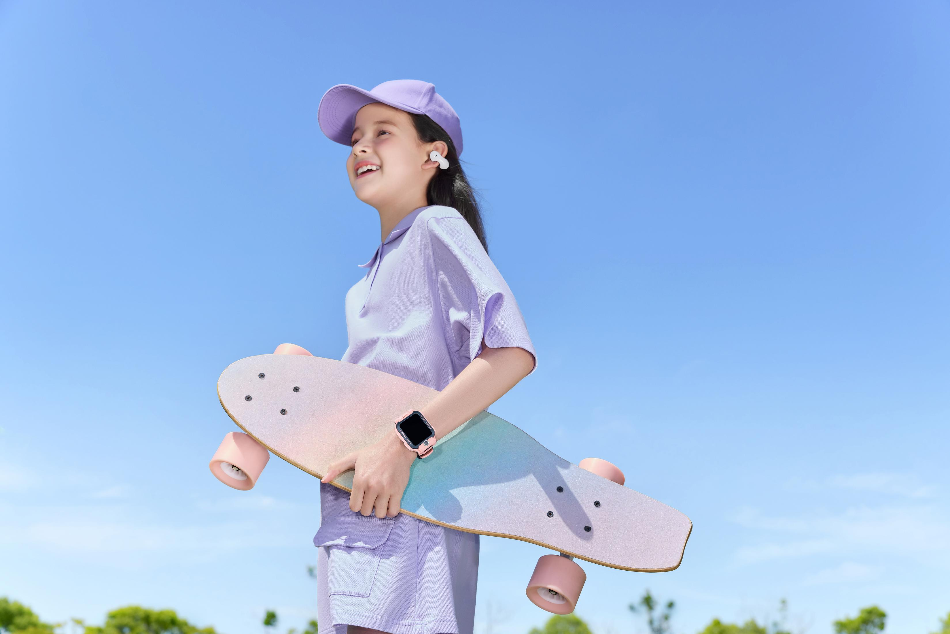 Ragazza in abito viola tiene skateboard contro cielo azzurro.