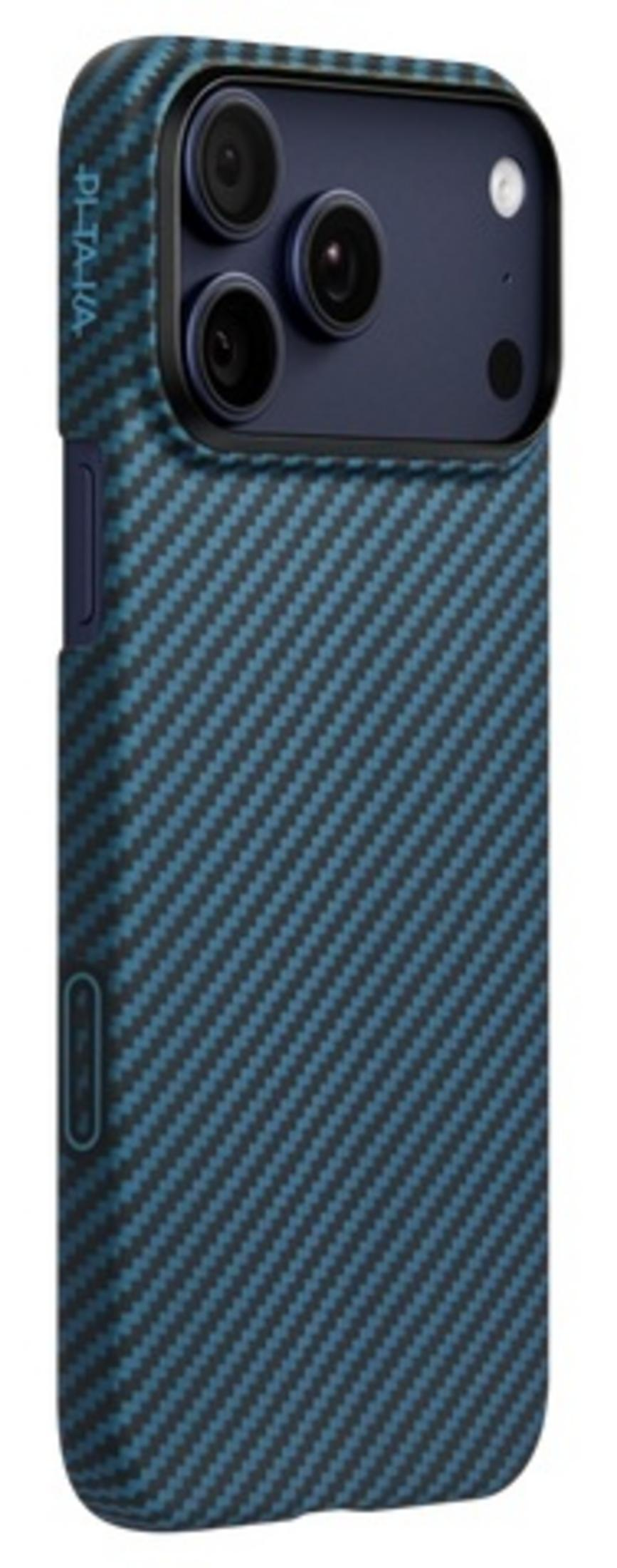 Blaue und schwarze Carbonfaser-Handyhülle mit drei Kameralinsen und Blitz.
