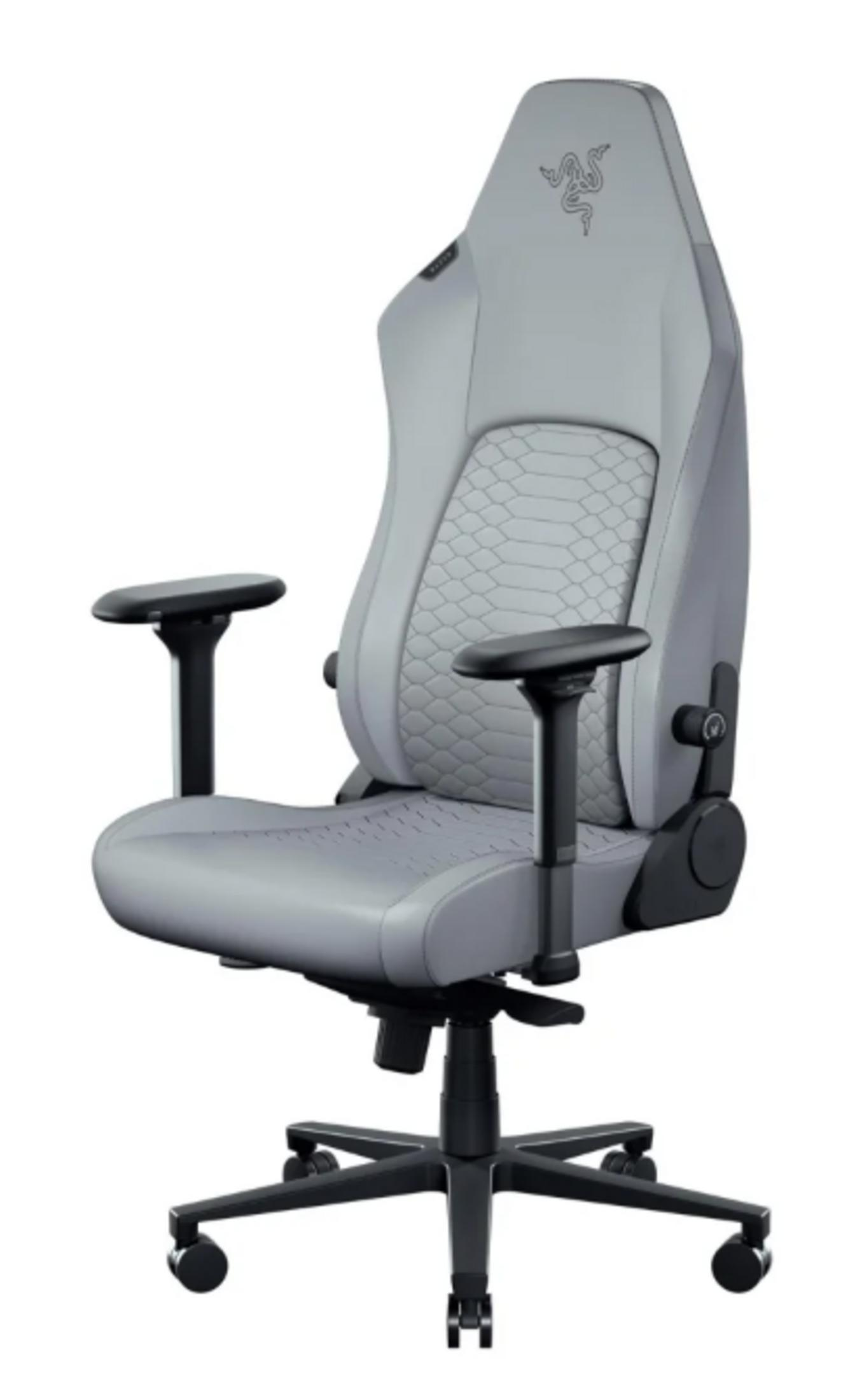 Silla gamer gris claro con logo Razer, detalles de piel de serpiente y reposabrazos negros.