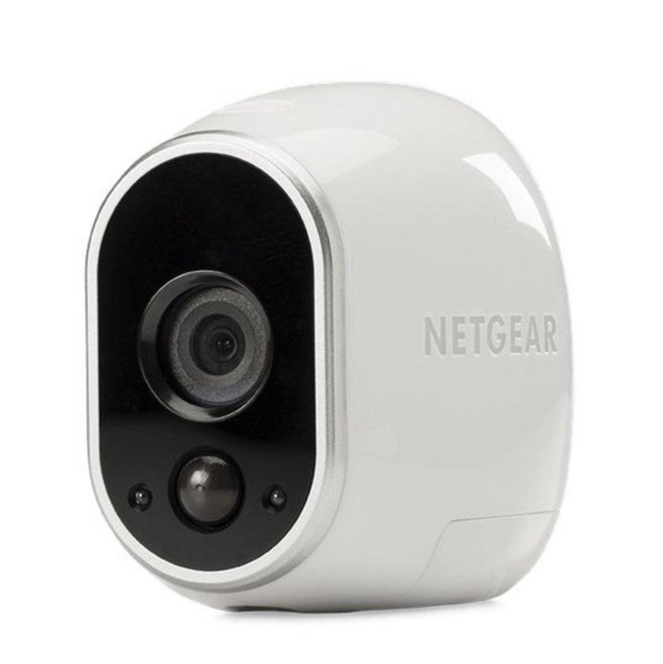 Telecamera NETGEAR bianca con obiettivo e porta di ricarica.