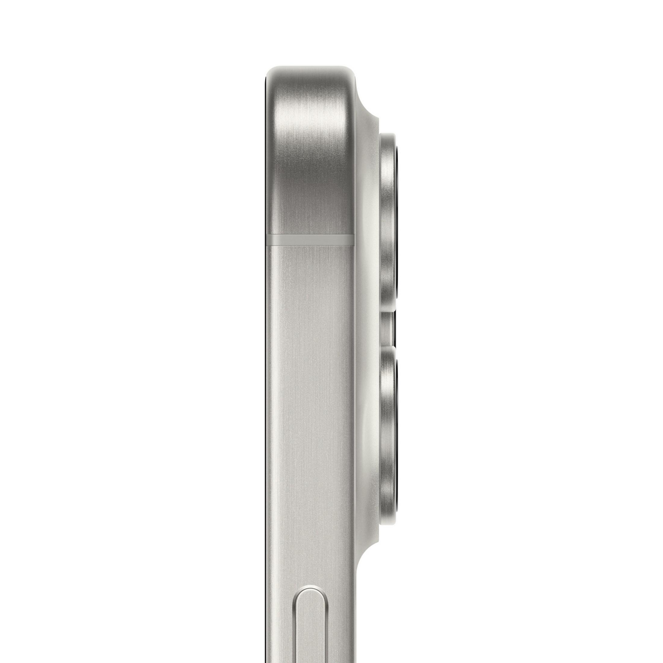 Detailansicht eines silbernen Smartphones mit drei Kameras.