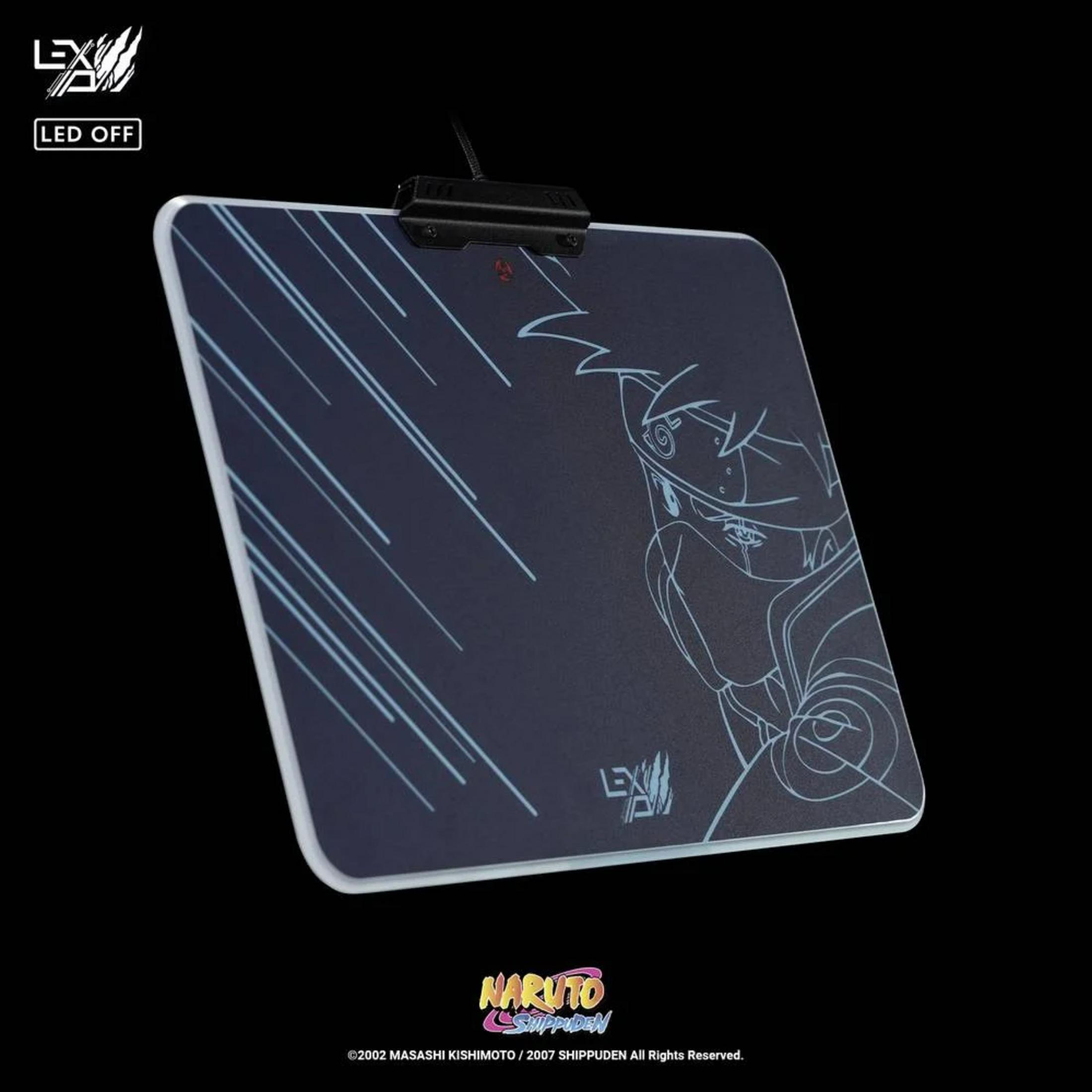 Un tapis de souris sombre avec le contour d'un personnage de Naruto et des lignes.