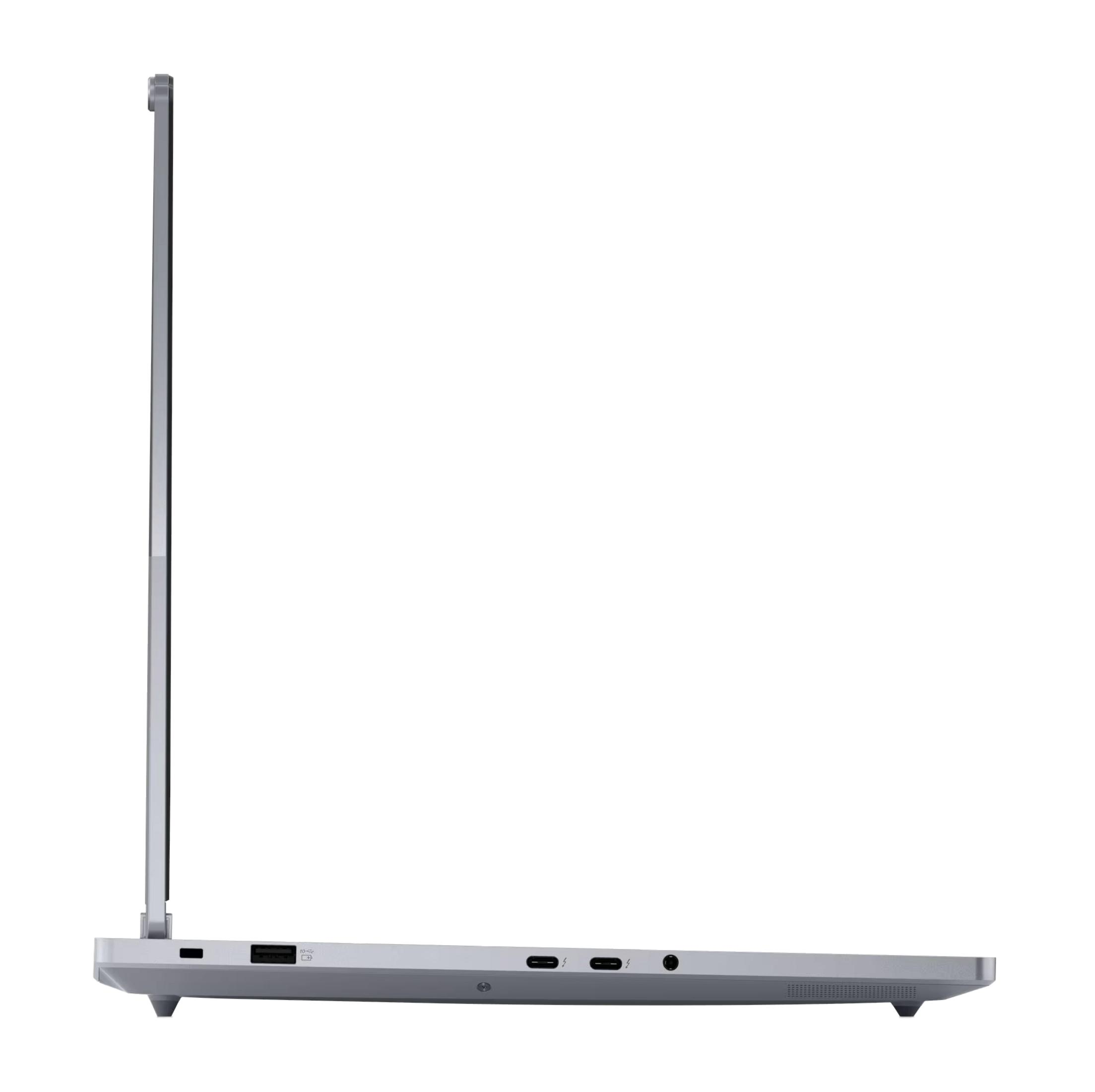 Portátil plateado de lado mostrando puertos: USB-A, dos USB-C, conector de auriculares.