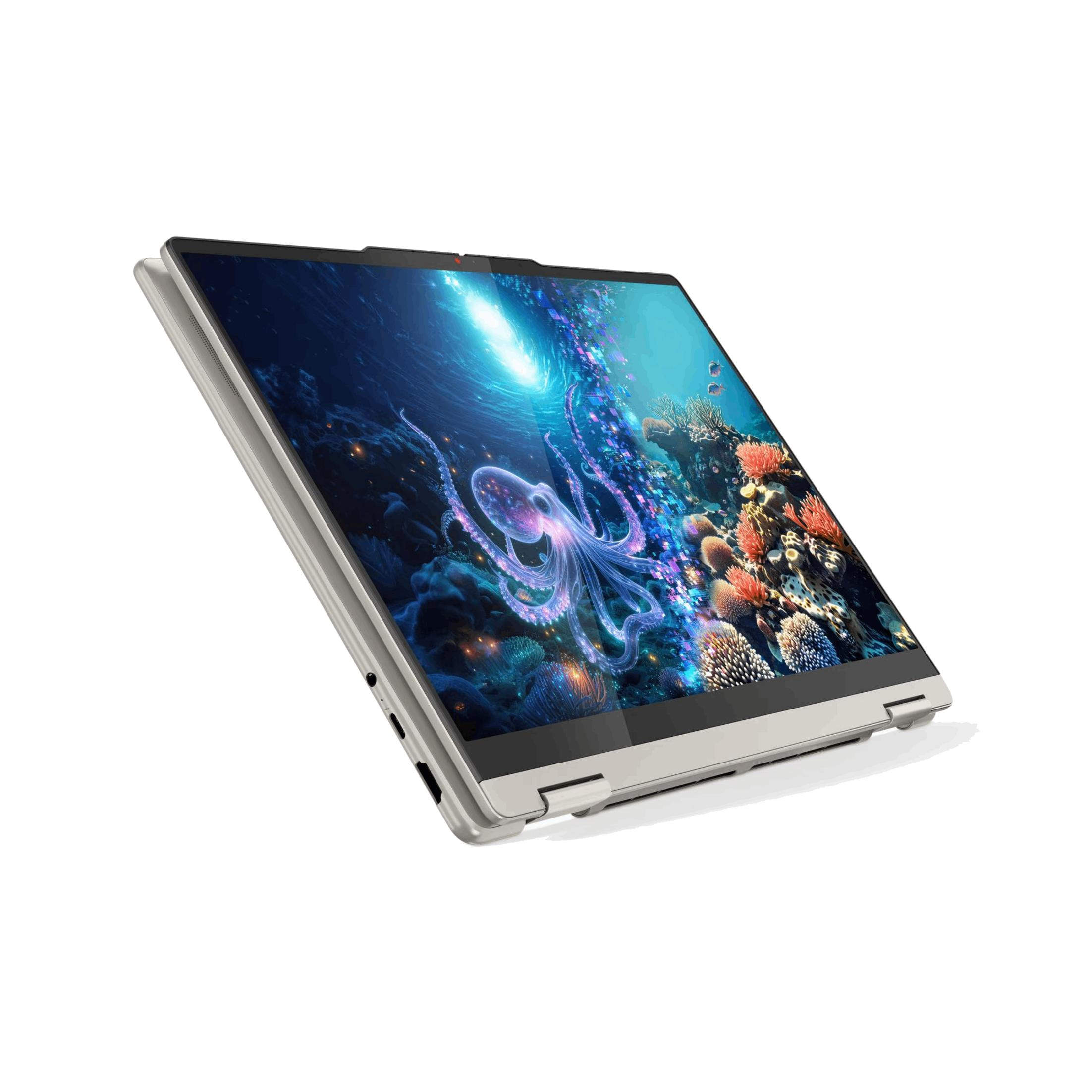 Laptop argento mostra scena subacquea con polpo luminoso e coralli.