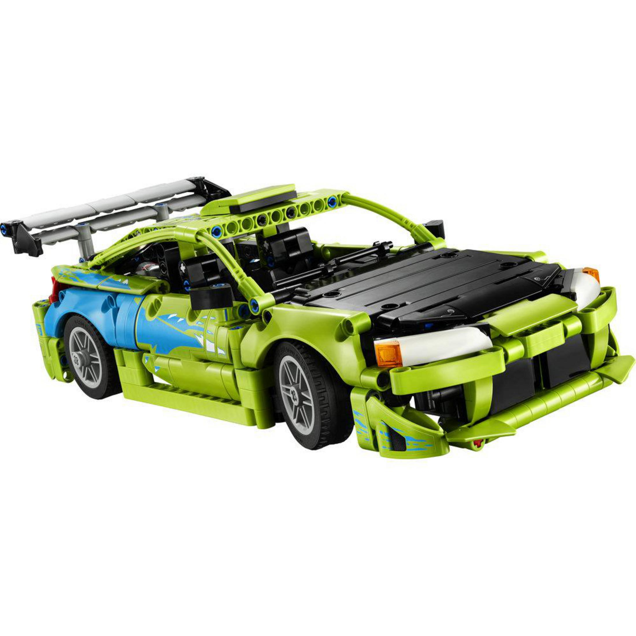 Un coche de carreras Lego verde con detalles azules y un gran alerón trasero.