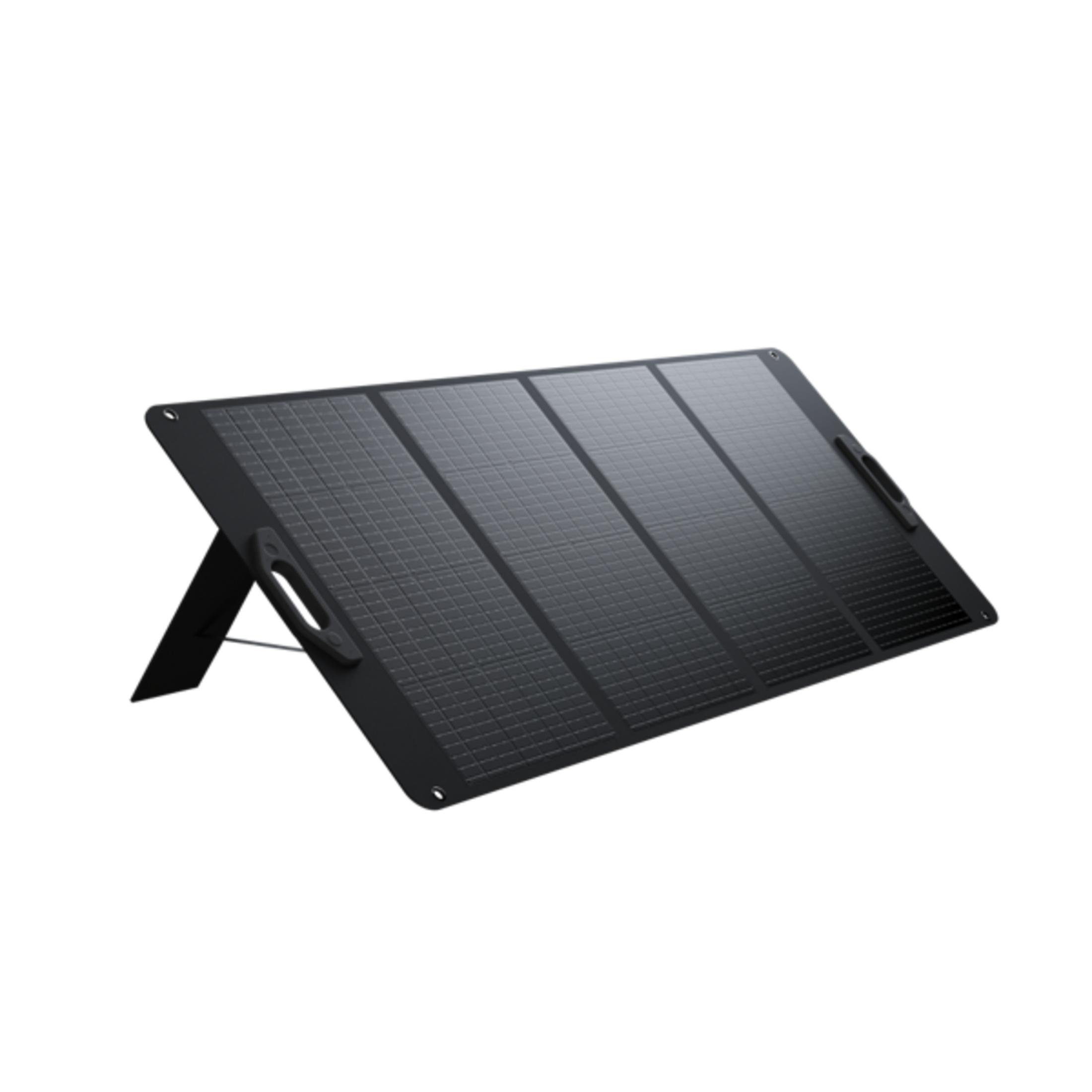 Ein schwarzes, tragbares Solarpanel mit Ständer, auf weißem Hintergrund.