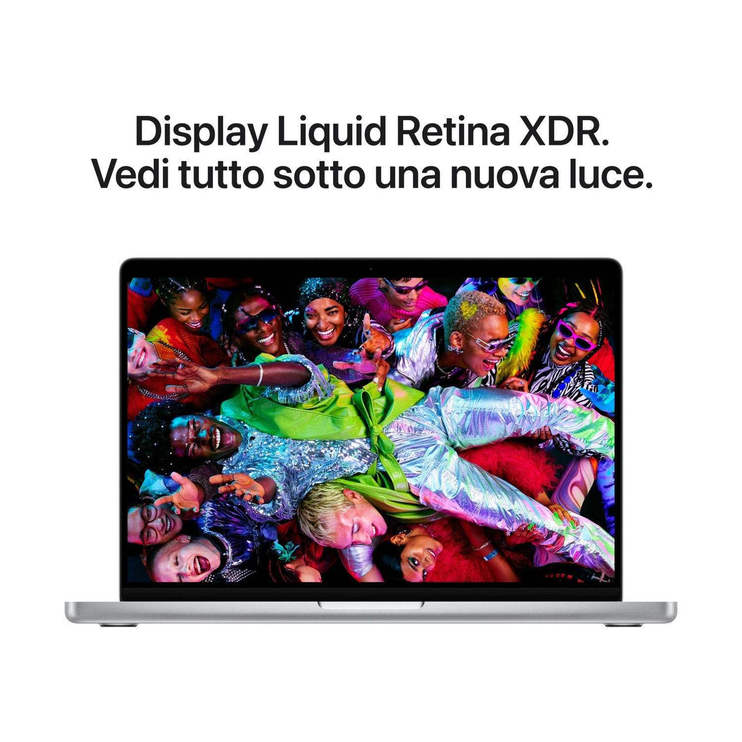 Un laptop mostra un'immagine vibrante di persone che si abbracciano in abiti colorati.