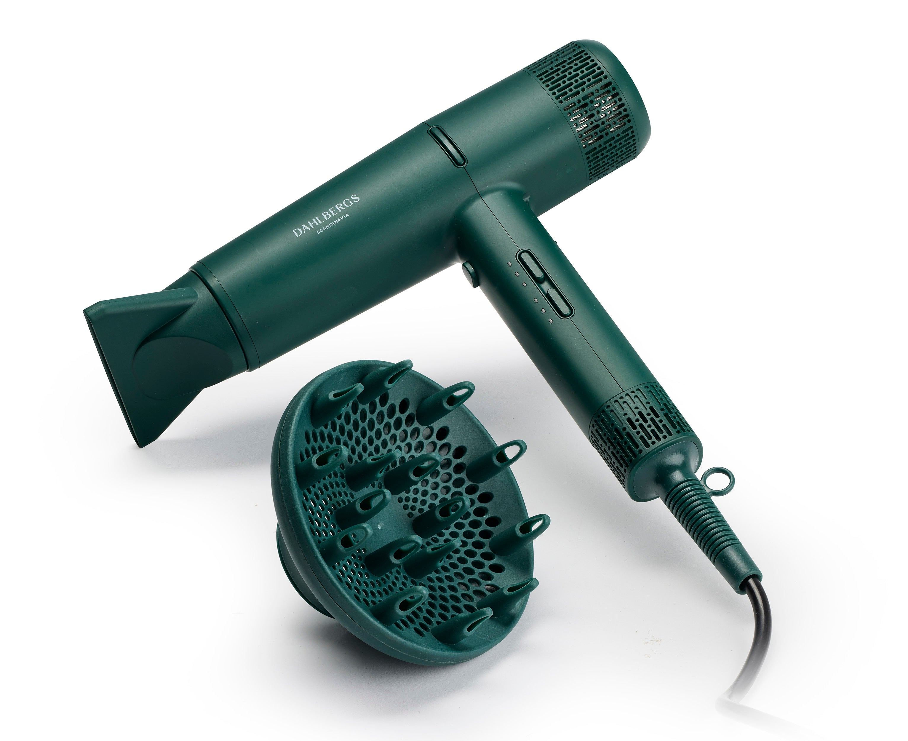 Secador de pelo verde oscuro con accesorio difusor sobre fondo blanco.