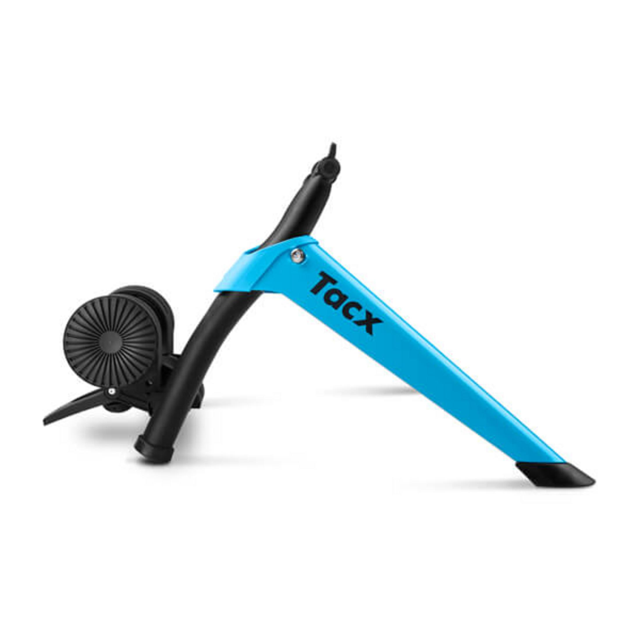 Ein blauer und schwarzer Tacx Fahrradtrainer mit einer gerippten Rolle links.