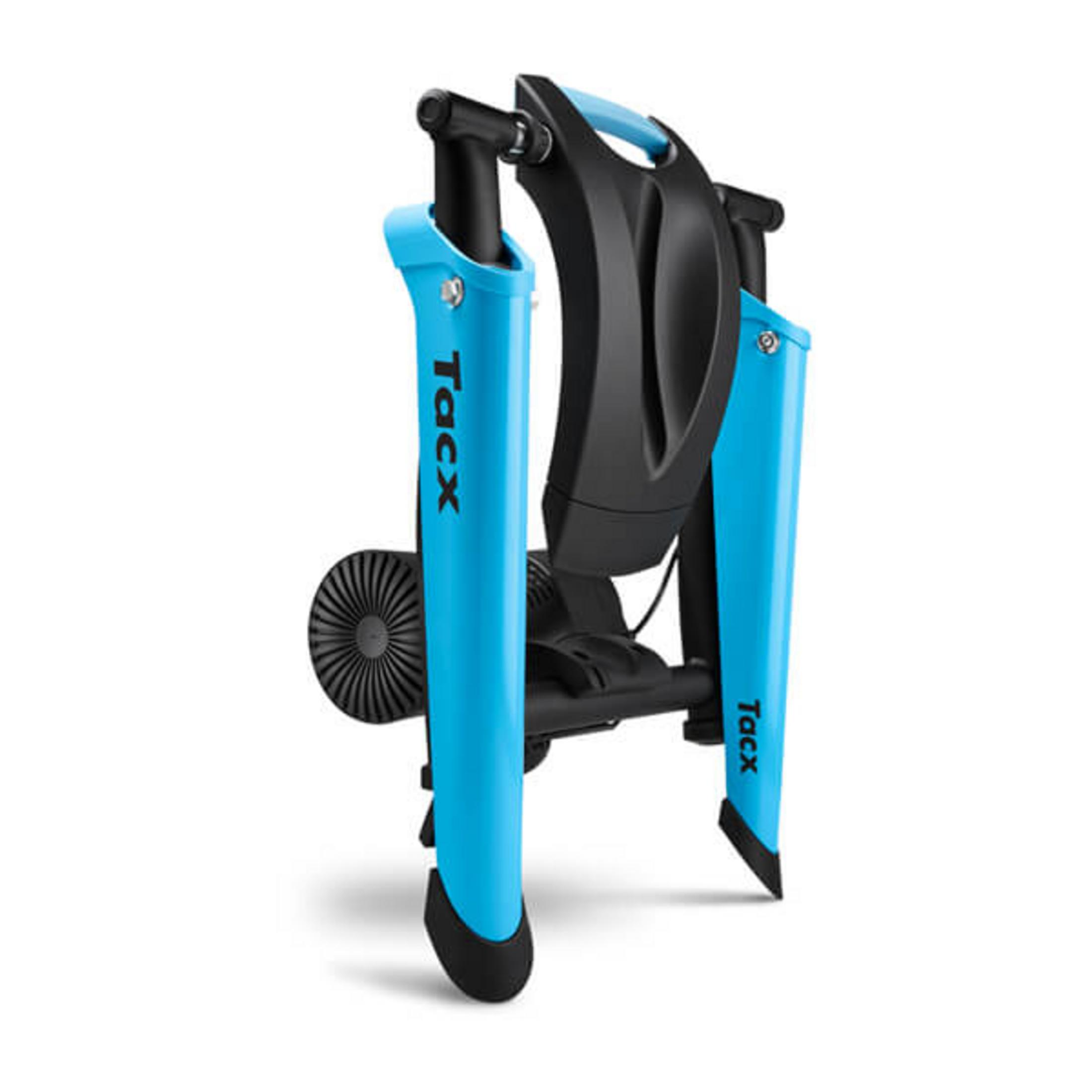 Blauer Fahrradtrainer mit schwarzem Mittelteil und Lüfterrad.