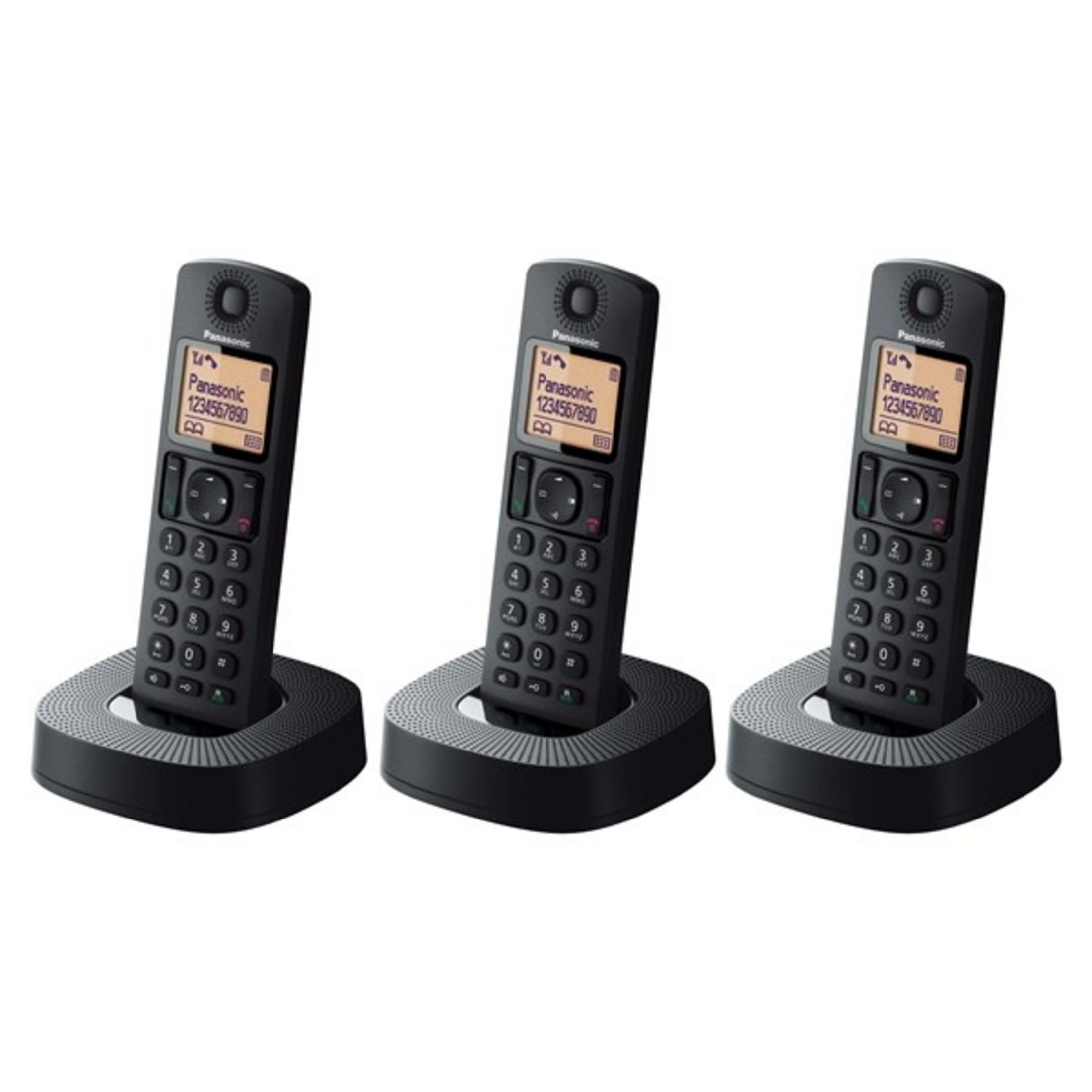 Tre telefoni cordless Panasonic neri con basi di ricarica su sfondo bianco.