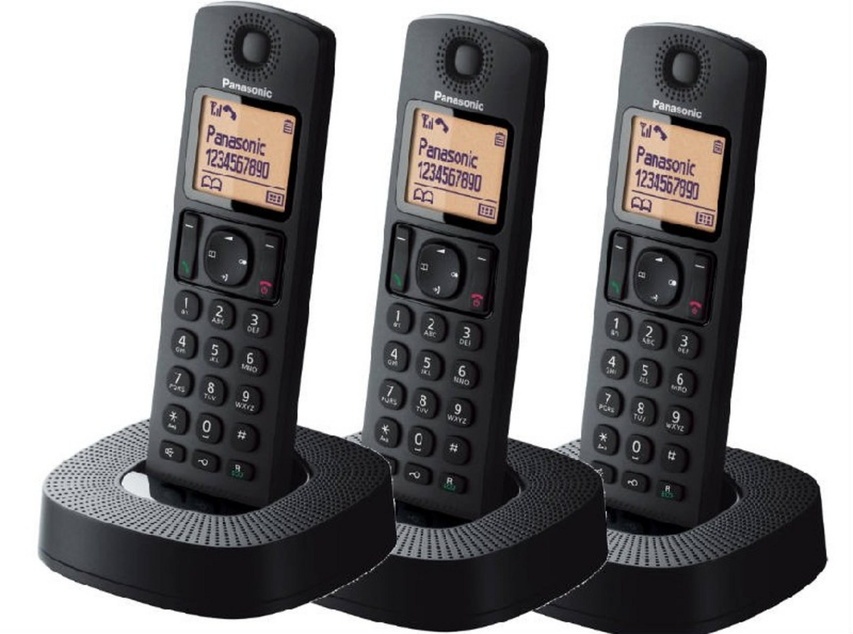 Tre telefoni cordless Panasonic neri sulle loro basi.