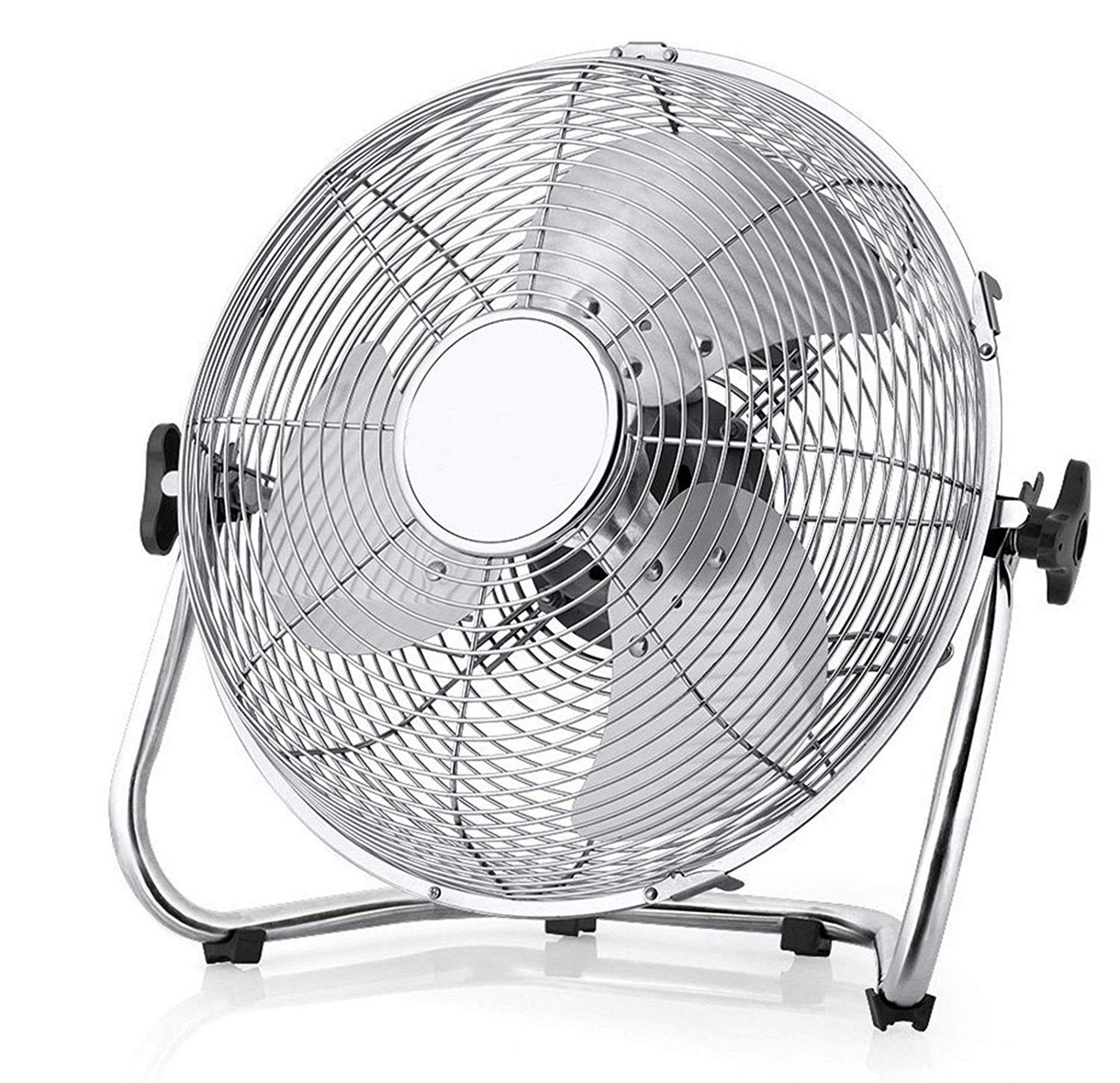 Un ventilador de suelo plateado con rejilla metálica y asa ajustable.