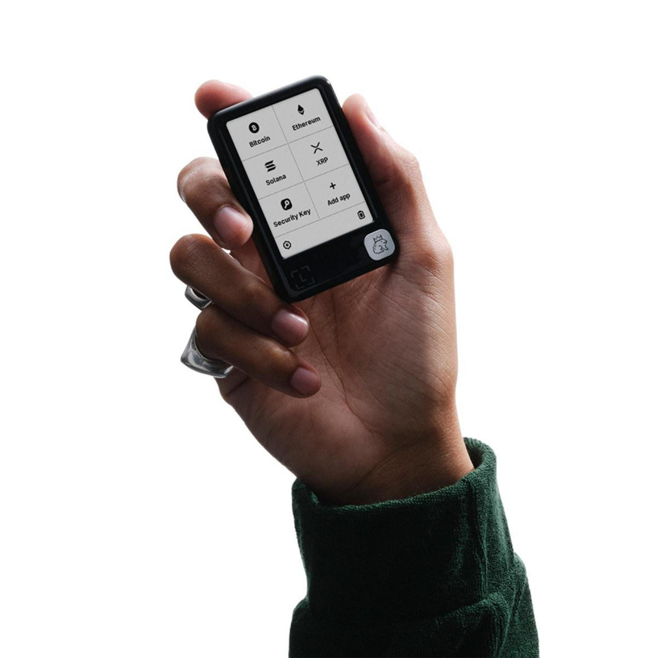 Eine Hand hält eine schwarze Krypto-Hardware-Wallet mit Bitcoin, Ethereum, Solana, XRP.