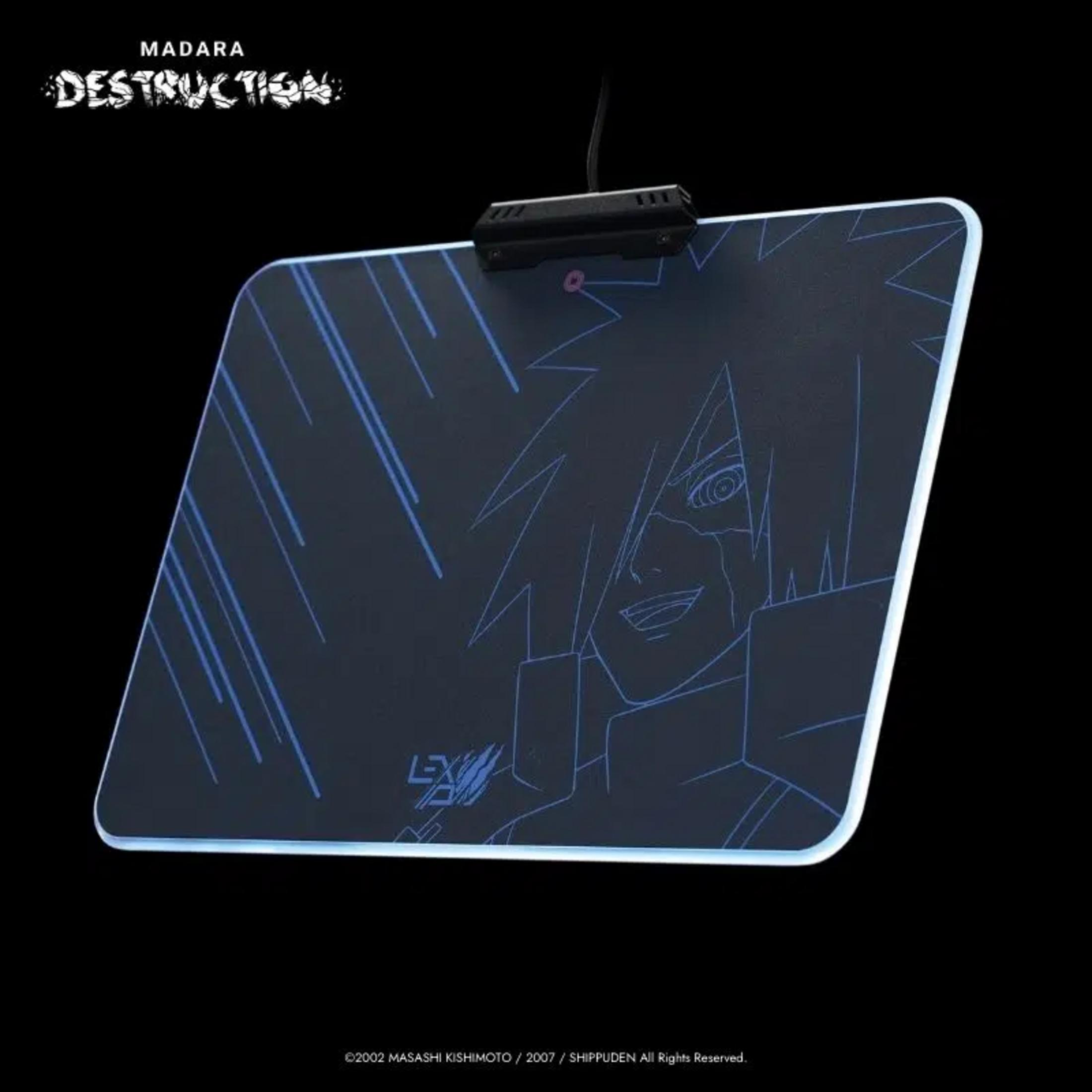 Un tapis de souris lumineux représentant le visage de Madara et le mot Destruction.