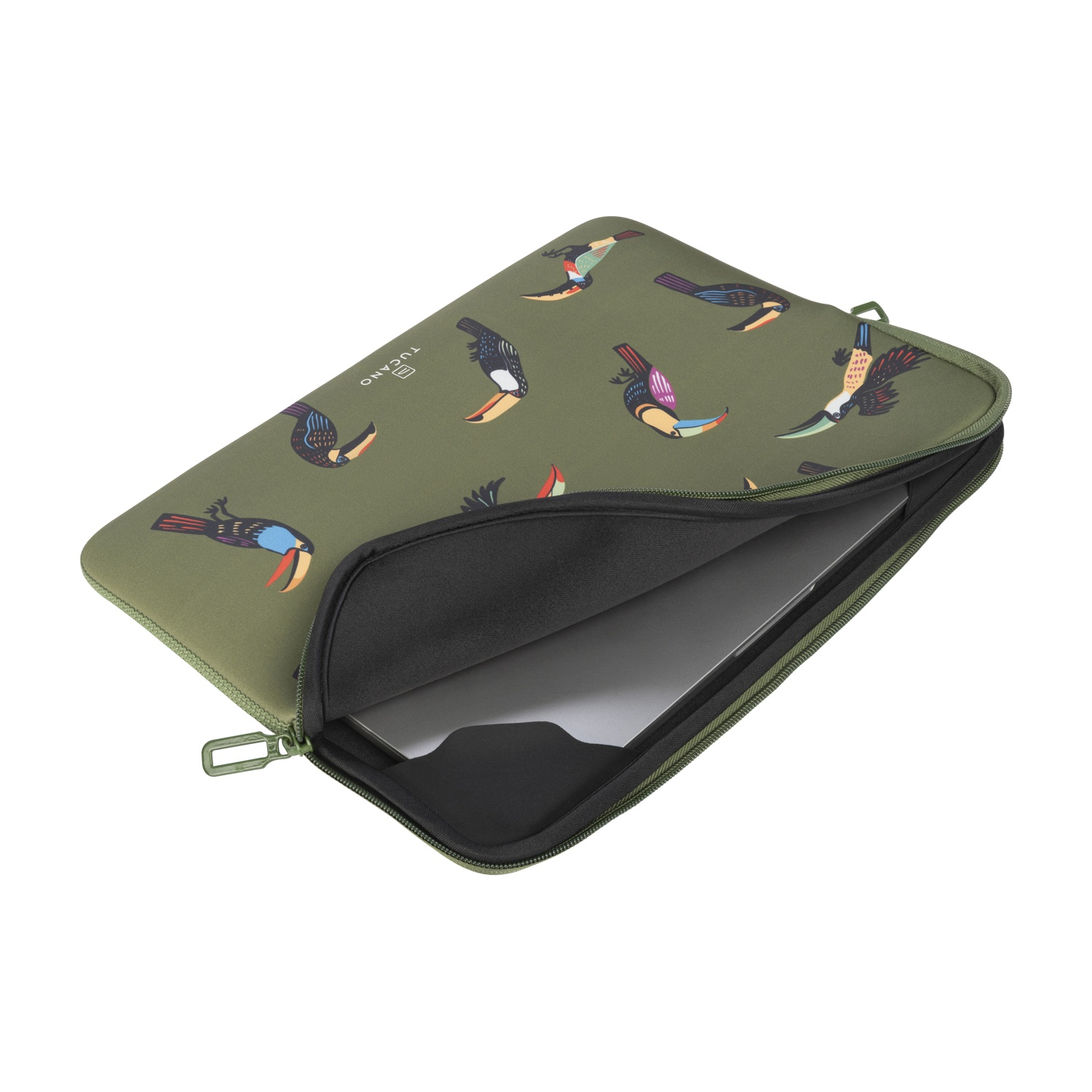 Una custodia verde per laptop con motivi di tucani colorati, parzialmente aperta.