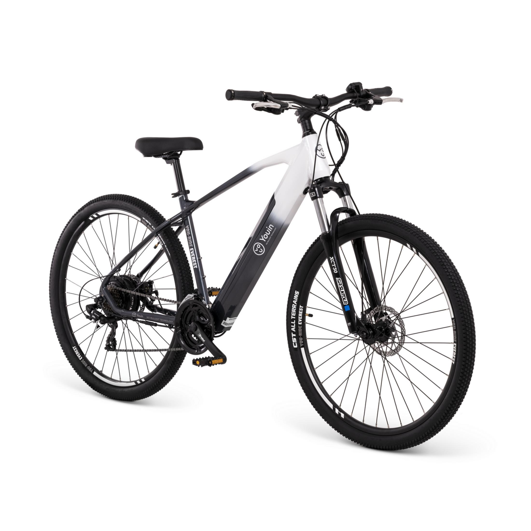 Ein weißes und schwarzes E-Mountainbike mit grobstolligen Reifen und Scheibenbremsen, auf weißem Grund.